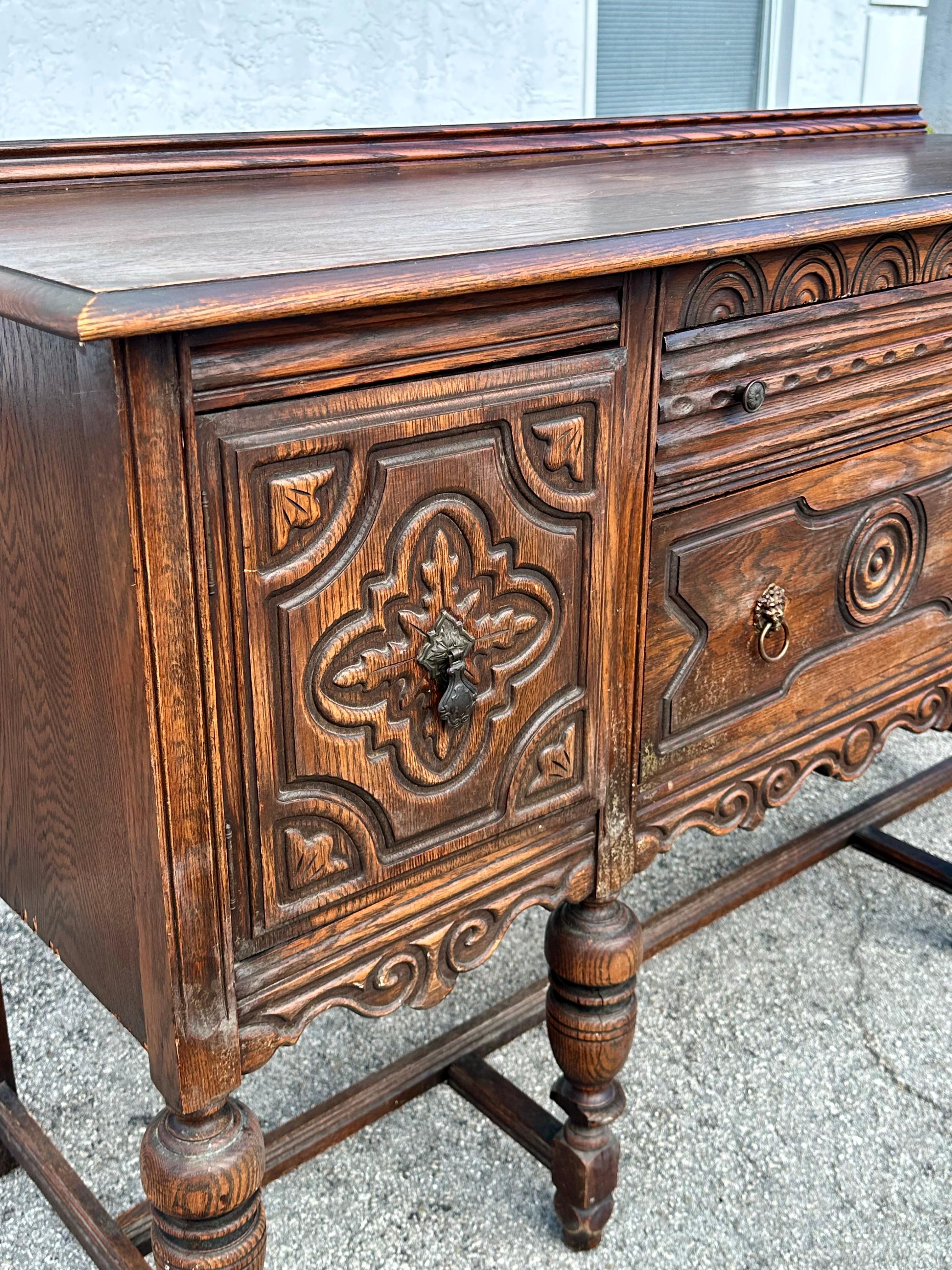 Ottone Credenza e credenza in legno intagliato del XIX secolo in stile giacobino inglese in vendita