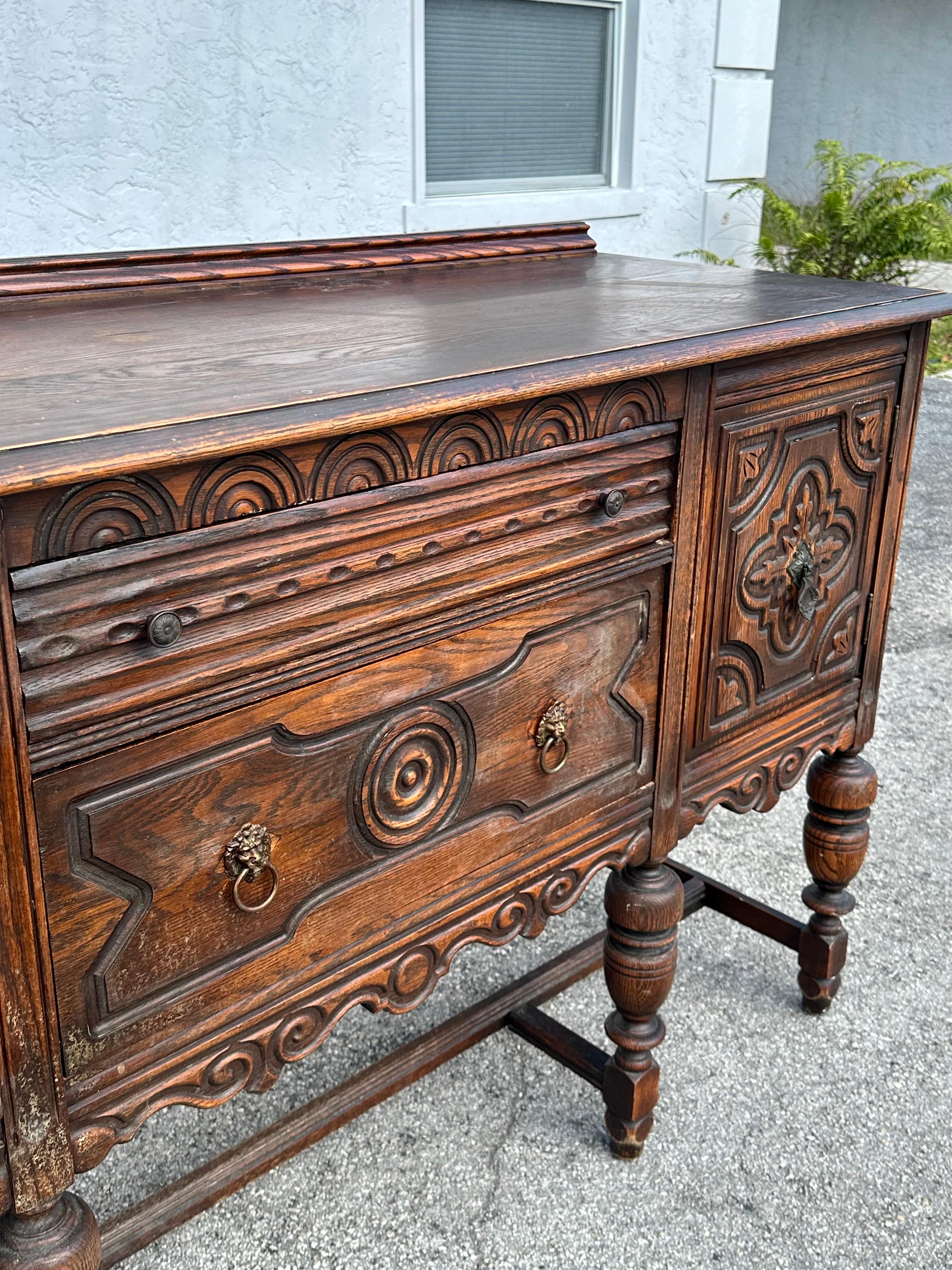 Credenza e credenza in legno intagliato del XIX secolo in stile giacobino inglese in vendita 1