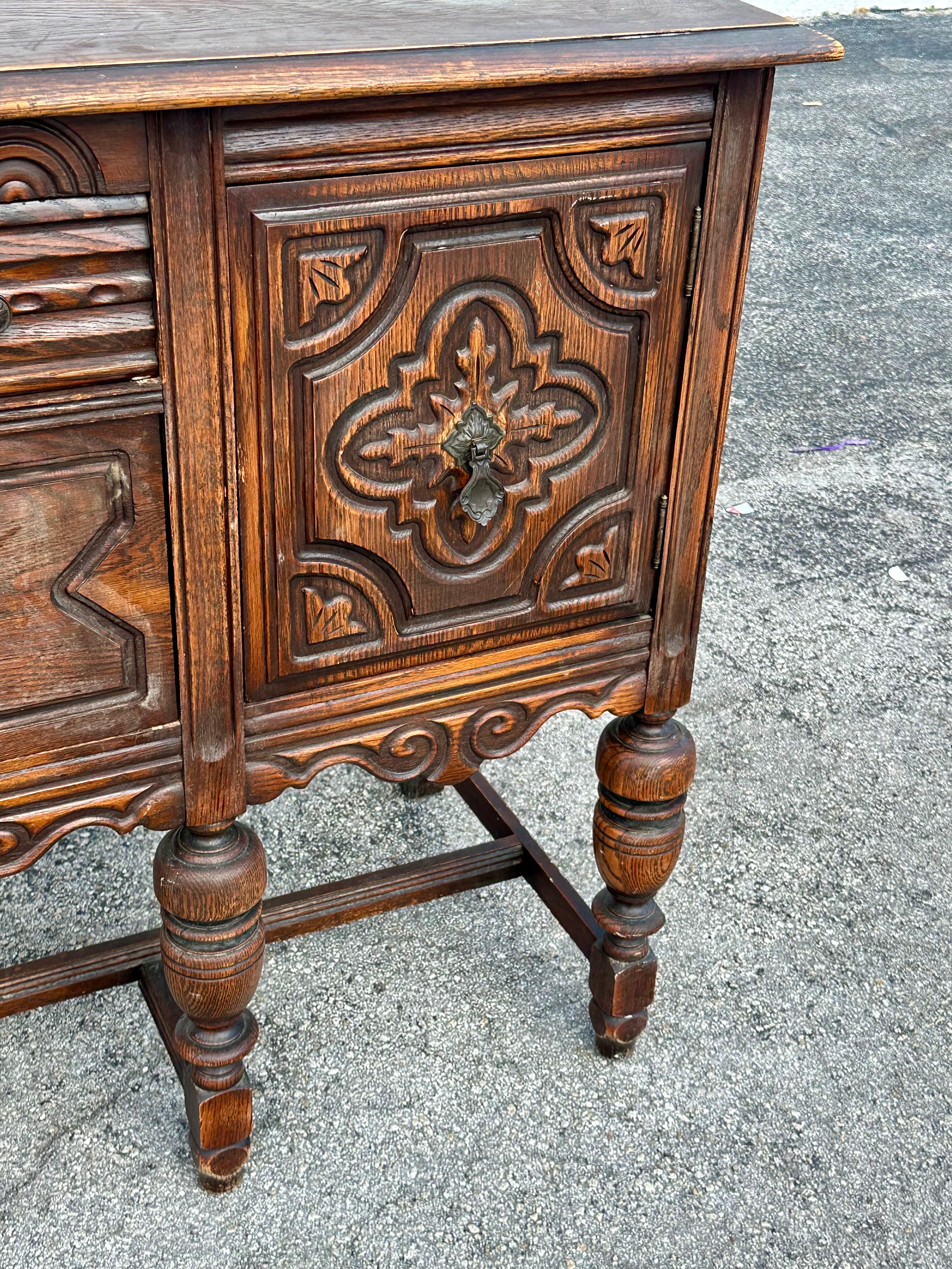 Credenza e credenza in legno intagliato del XIX secolo in stile giacobino inglese in vendita 2