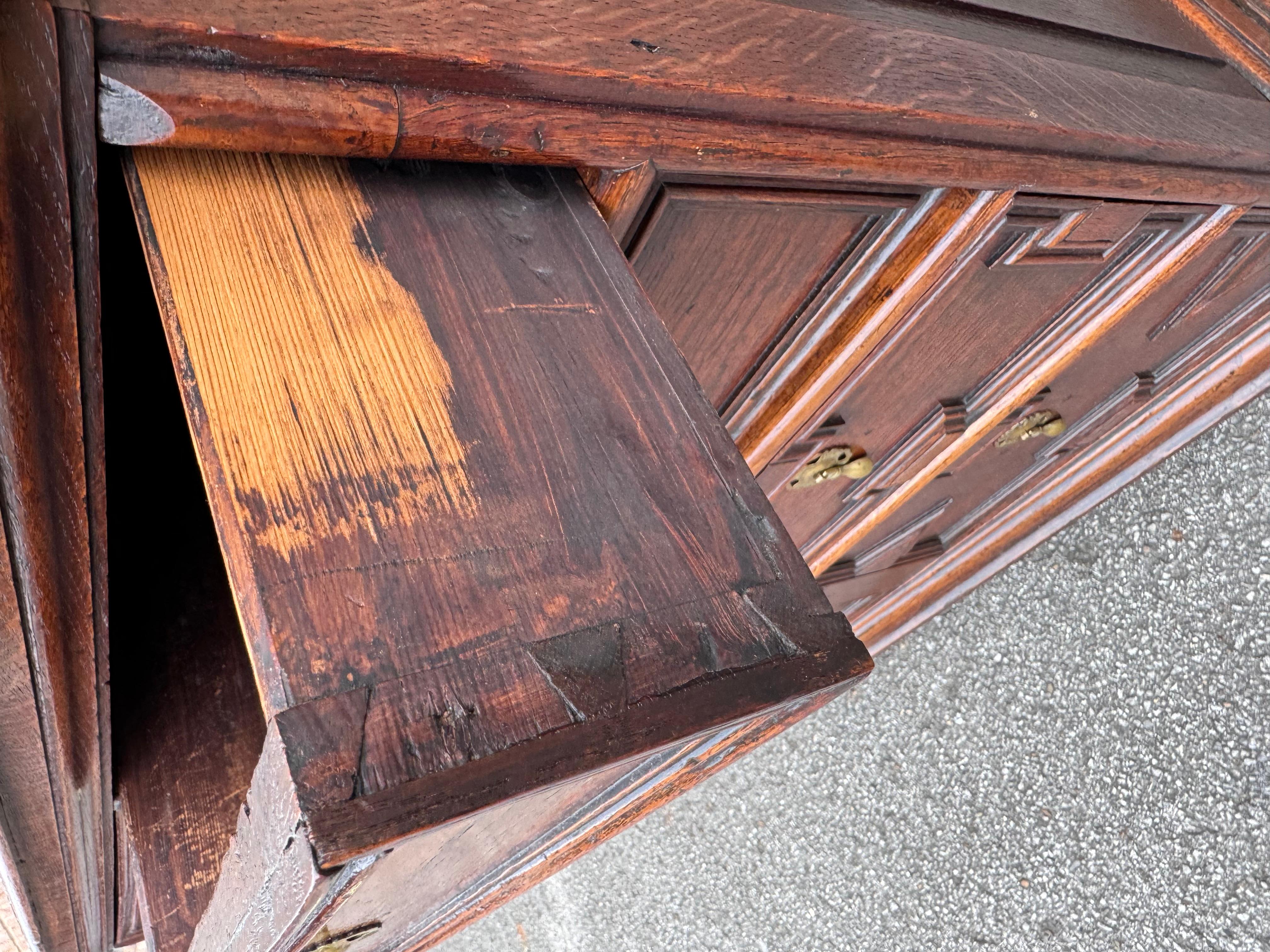 Commode anglaise Jacobean du 19e siècle en vente 4