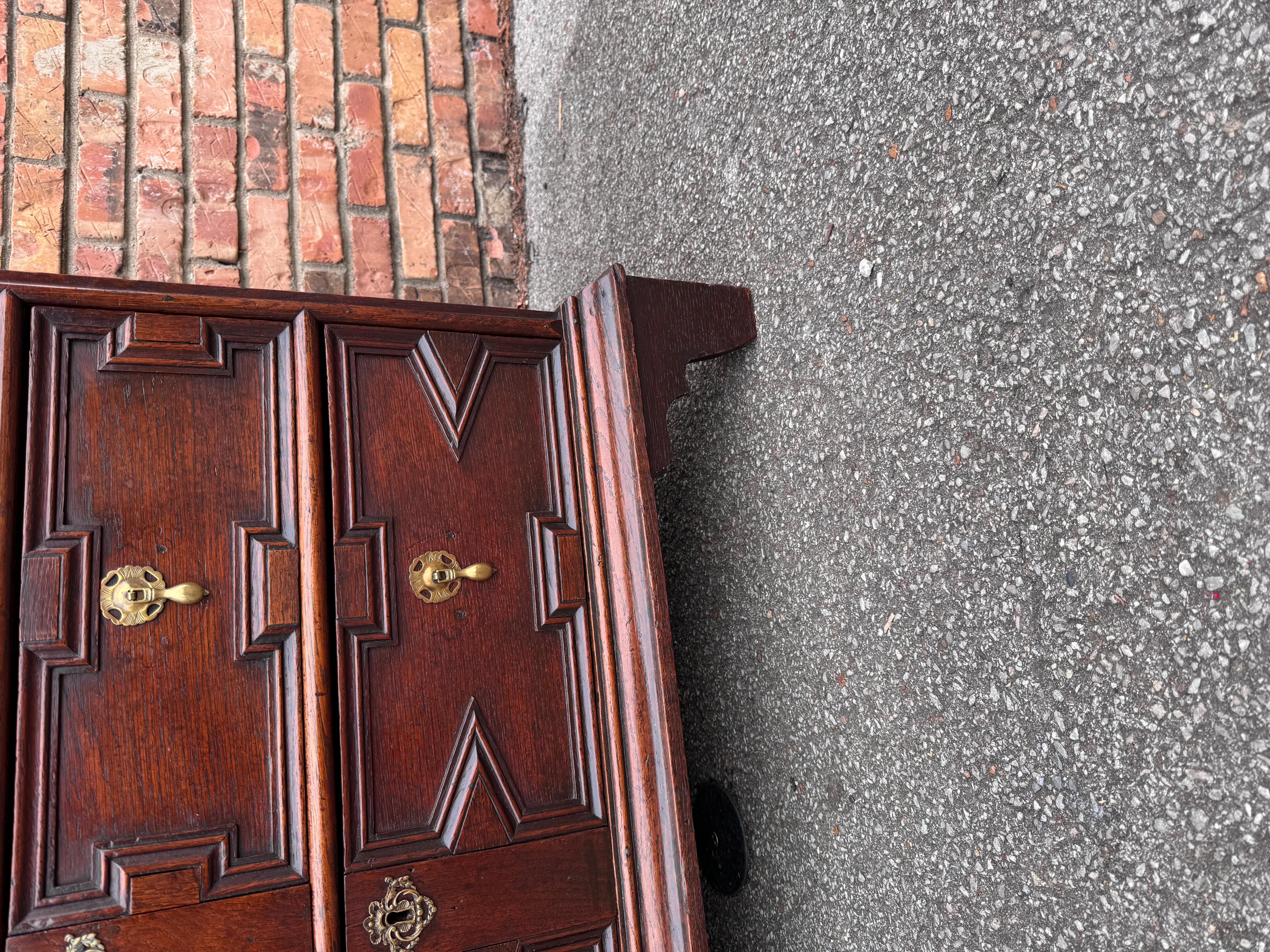 Anglais Commode anglaise Jacobean du 19e siècle en vente