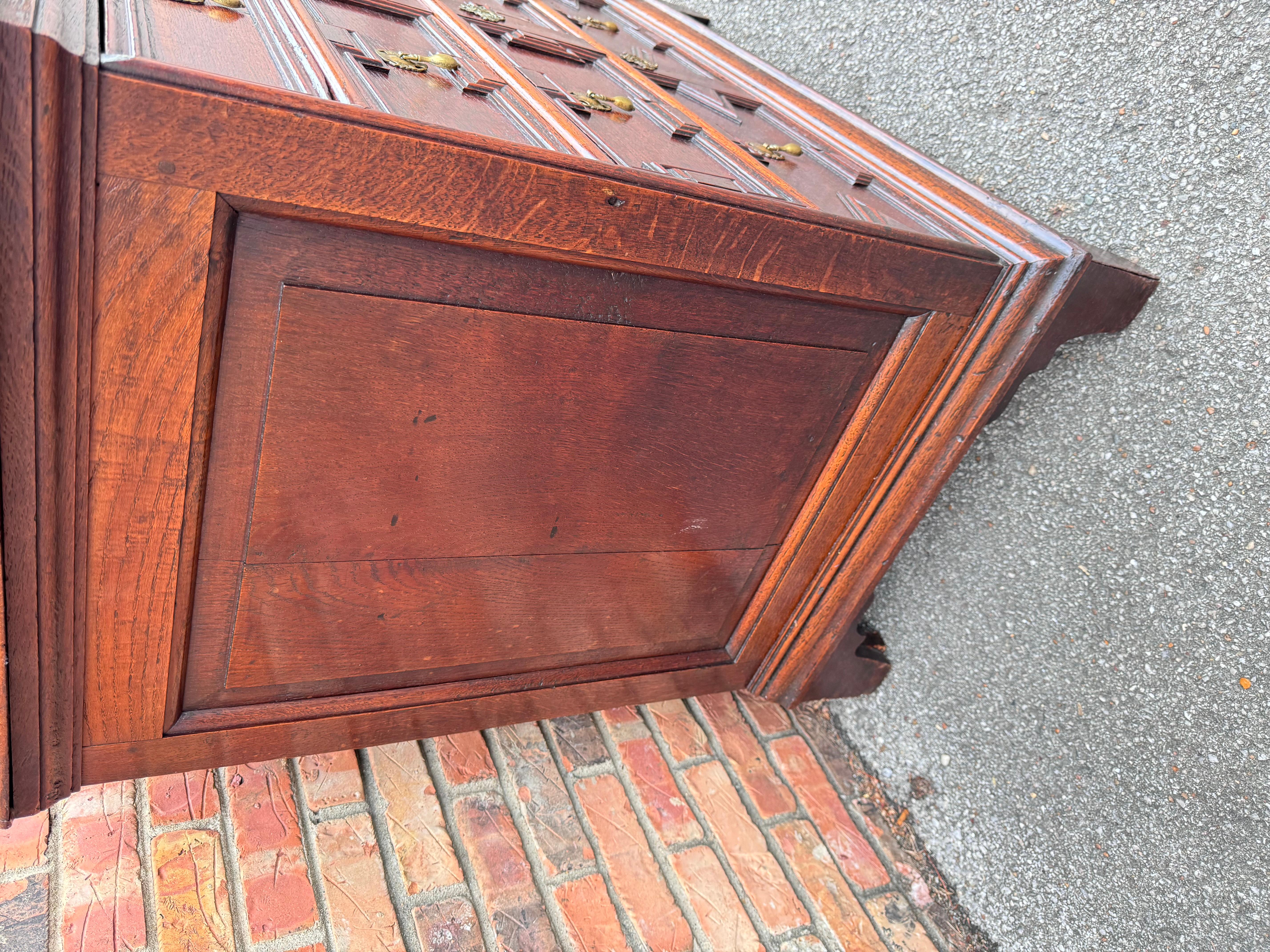 Commode anglaise Jacobean du 19e siècle en vente 2