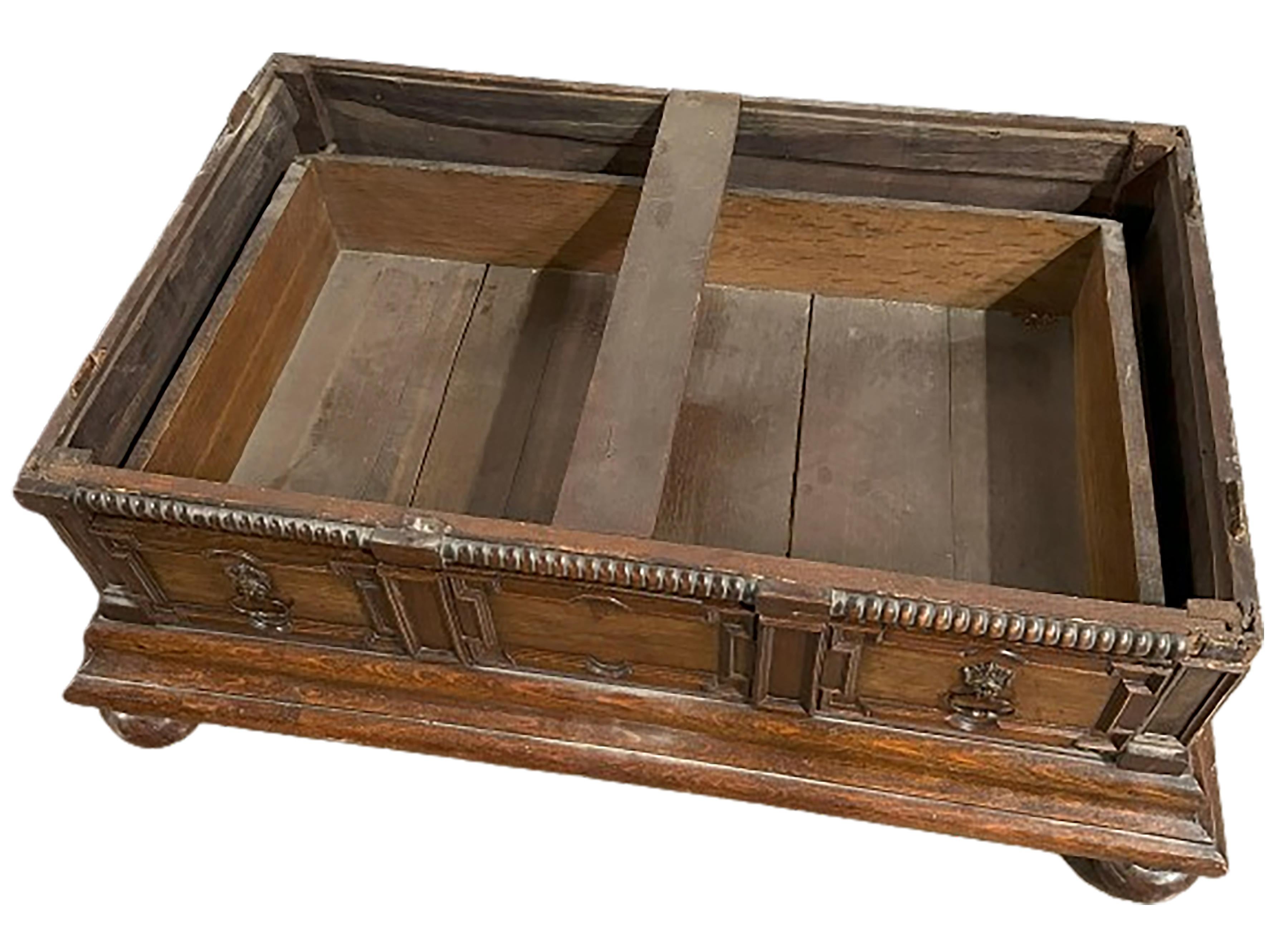 Noce Cassettiera in stile Jacobean inglese del XIX secolo in noce e quercia con due parti in vendita