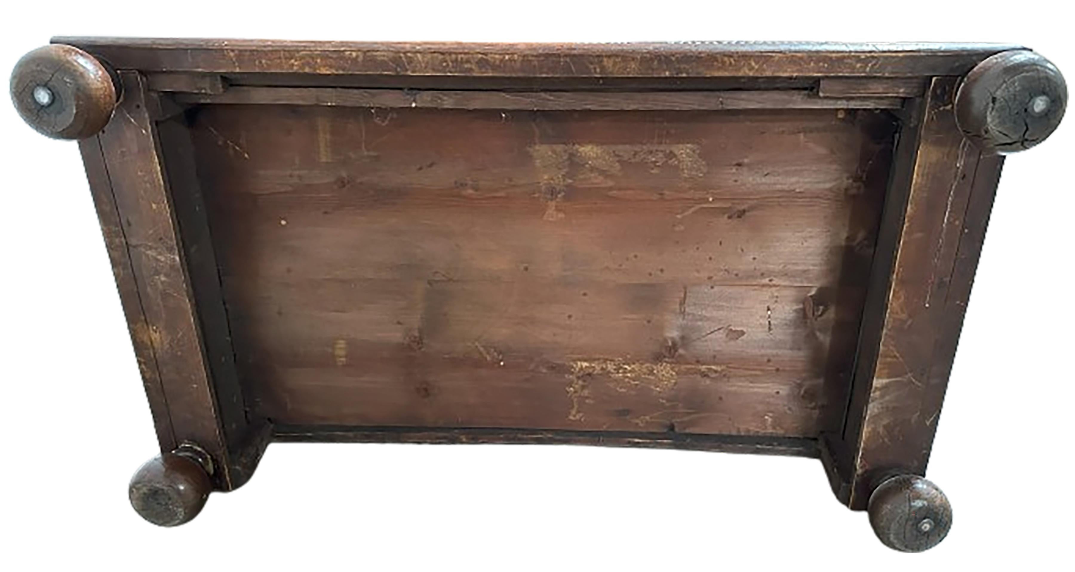 Cassettiera in stile Jacobean inglese del XIX secolo in noce e quercia con due parti in vendita 1