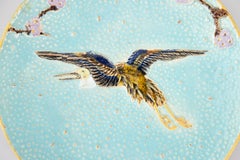 Plato inglés del siglo XIX de Joseph Holdcroft, de mayólica turquesa, con una grulla volando