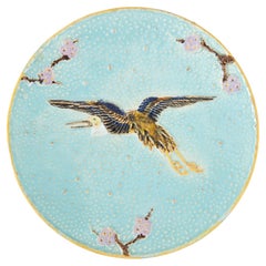 Plato inglés del siglo XIX de Joseph Holdcroft, de mayólica turquesa, con una grulla volando