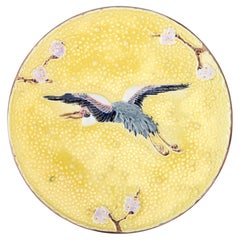 Plato inglés del siglo XIX de Joseph Holdcroft, de mayólica amarilla, con una grulla volando