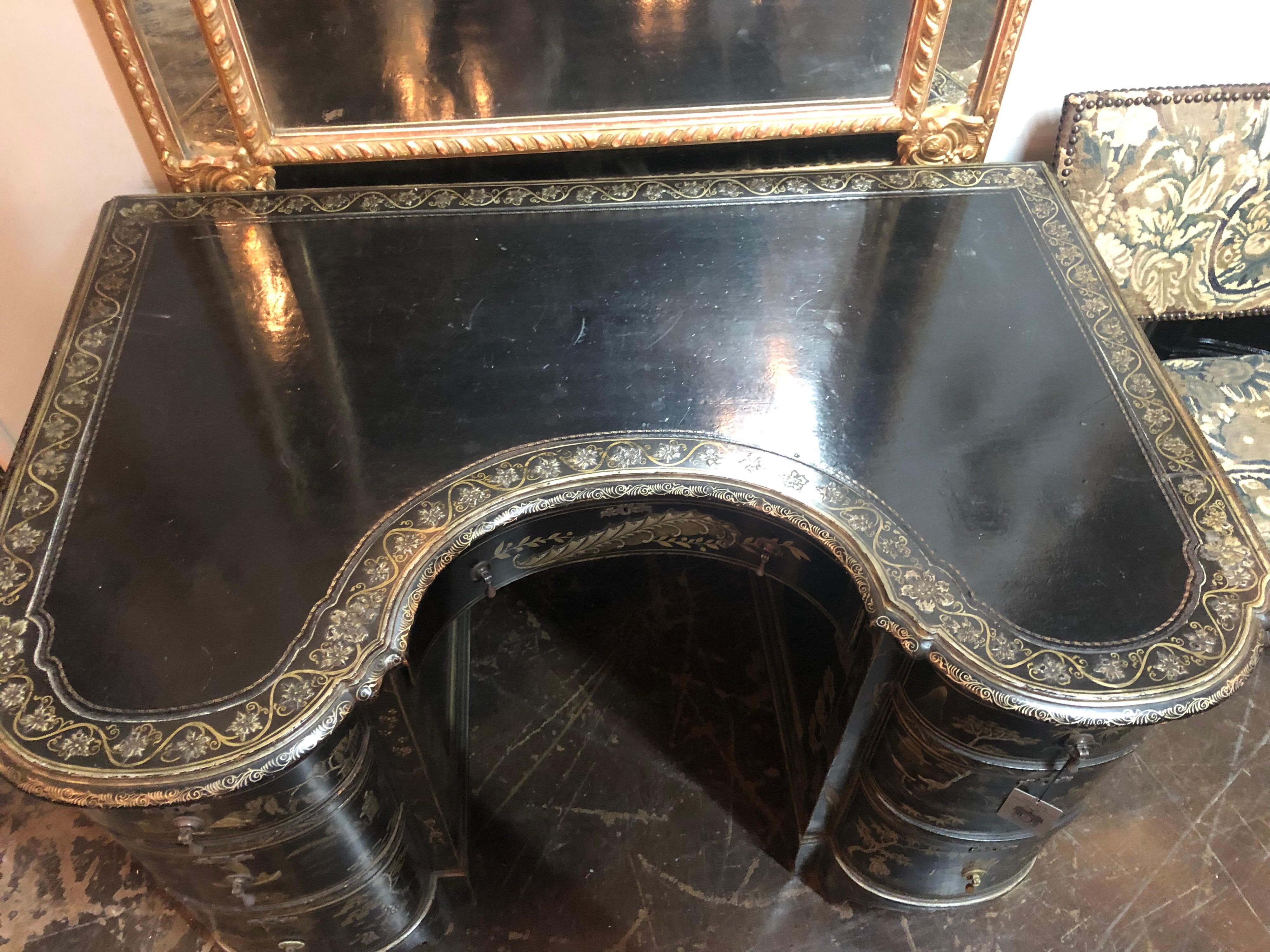 19th Century English Kidney Shape Desk In Good Condition In Dallas, TX