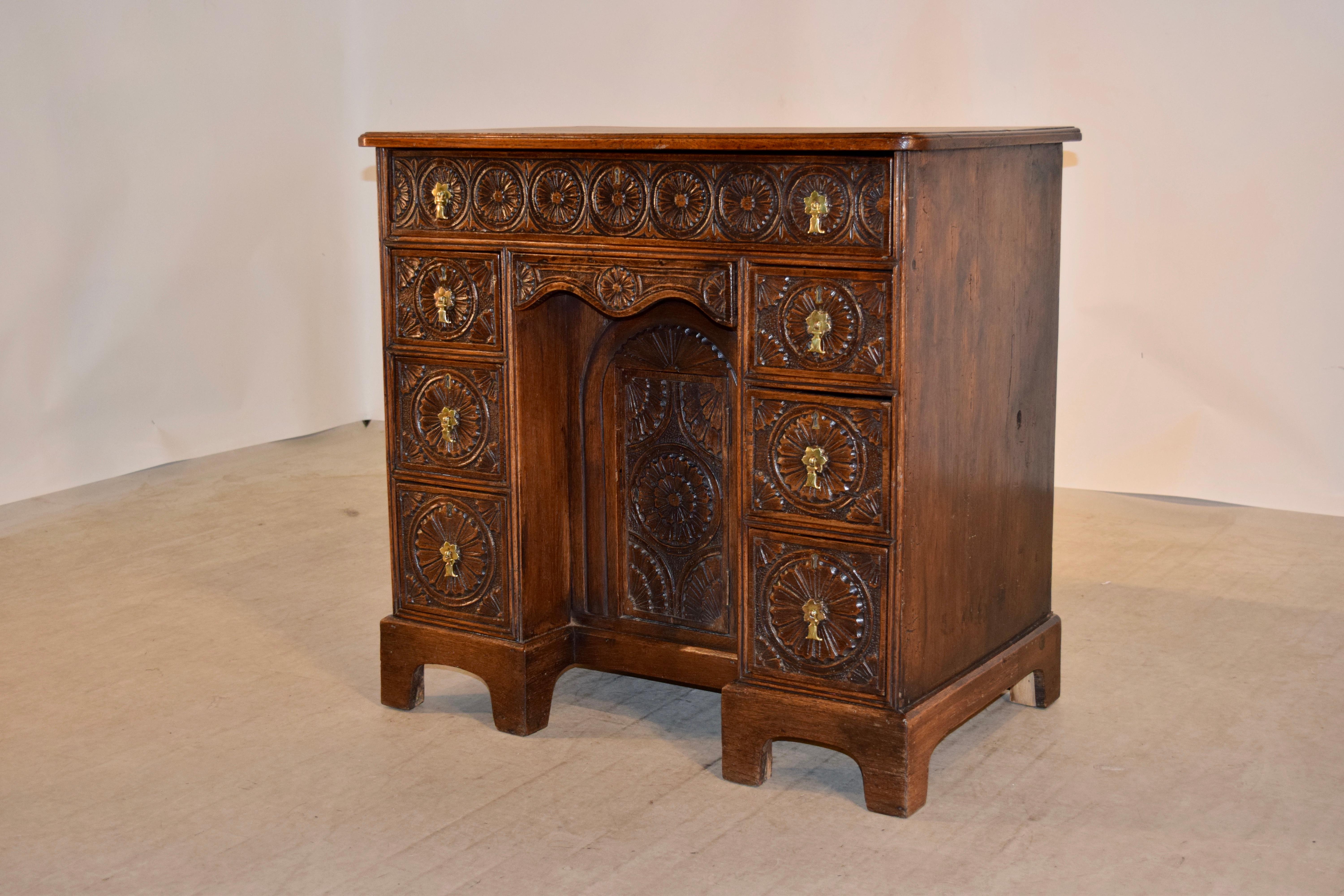 Englischer Knieloch-Schreibtisch aus dem 19. Jahrhundert (Handgeschnitzt) im Angebot