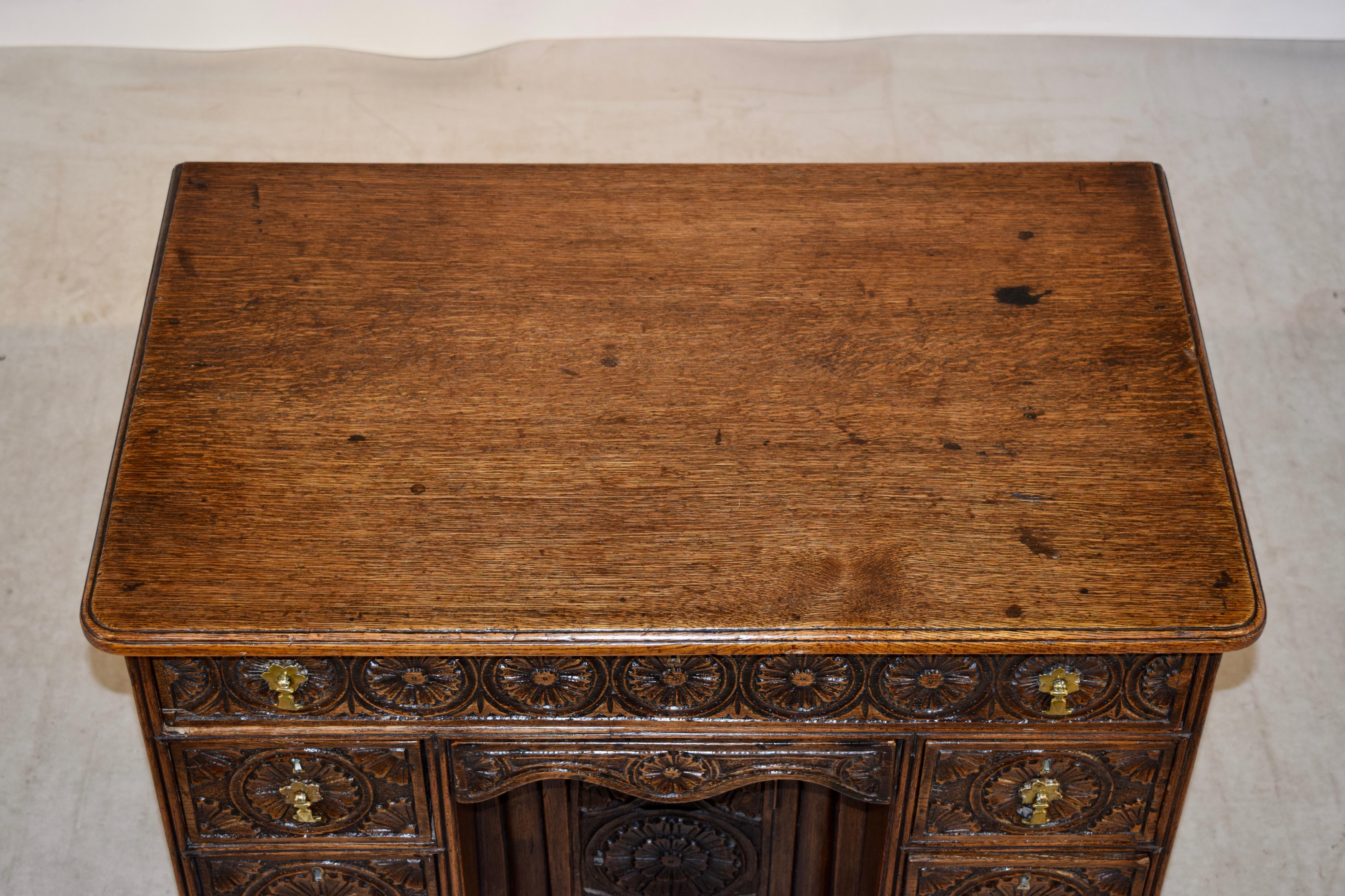 Englischer Knieloch-Schreibtisch aus dem 19. Jahrhundert (Messing) im Angebot