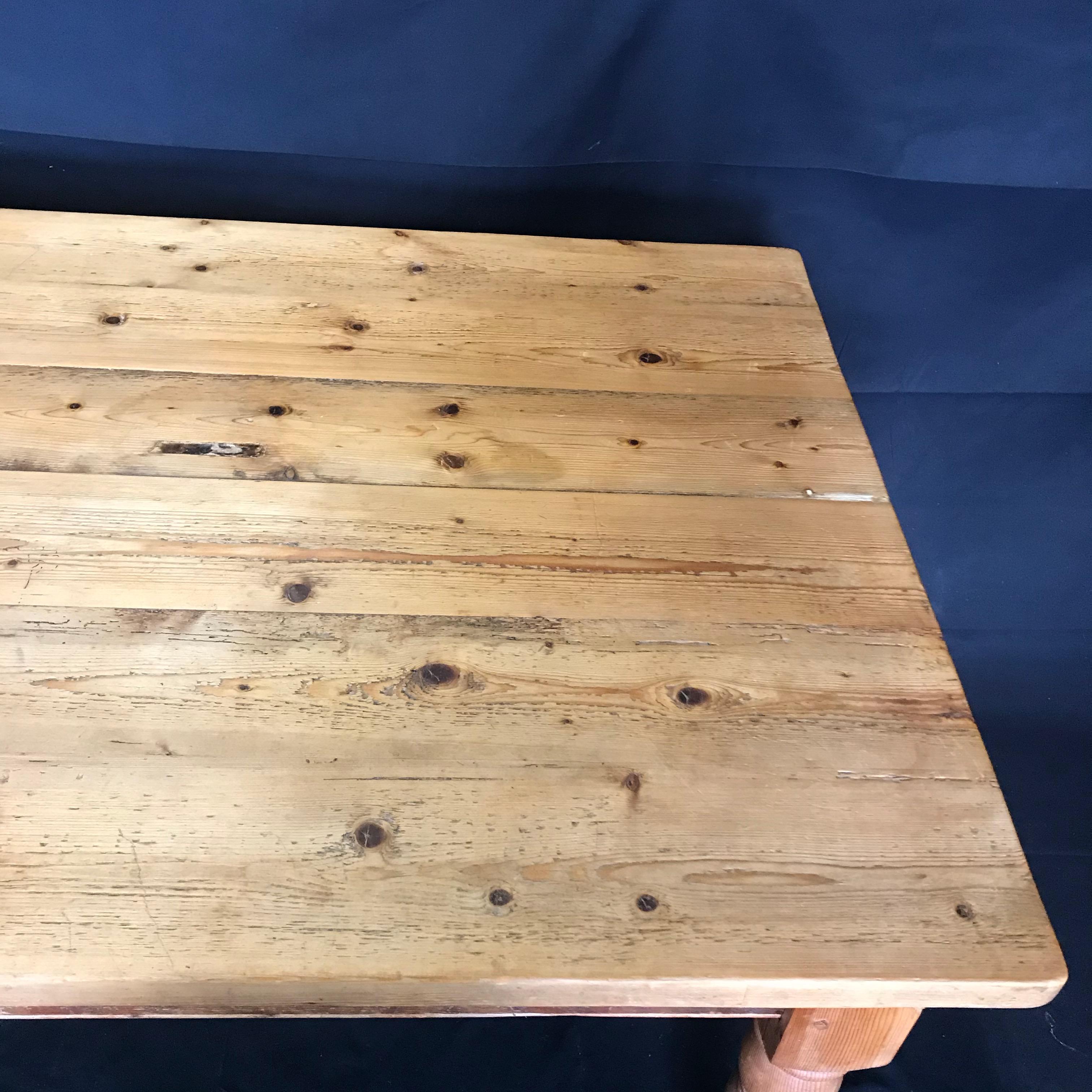 19th Century English Large Scrubbed Pine Farmhouse Dining Table In Good Condition In Hopewell, NJ