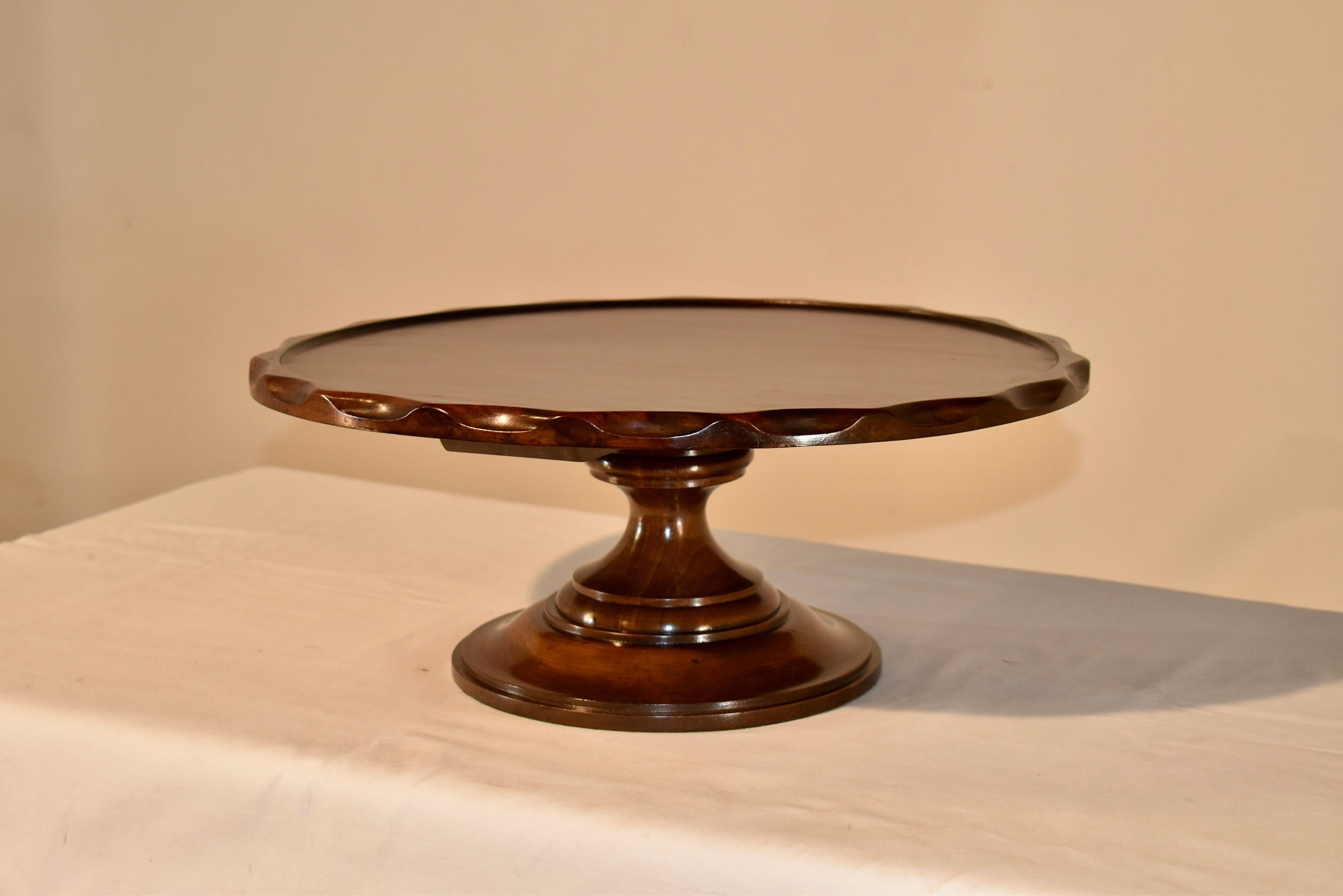 19th century English lazy Susan made from mahogany. The top is beautifully grained and has a molded pie crust edge, which is slightly raised as well for better utility. The top is supported on a hand turned base, which is a lovely form and gives the