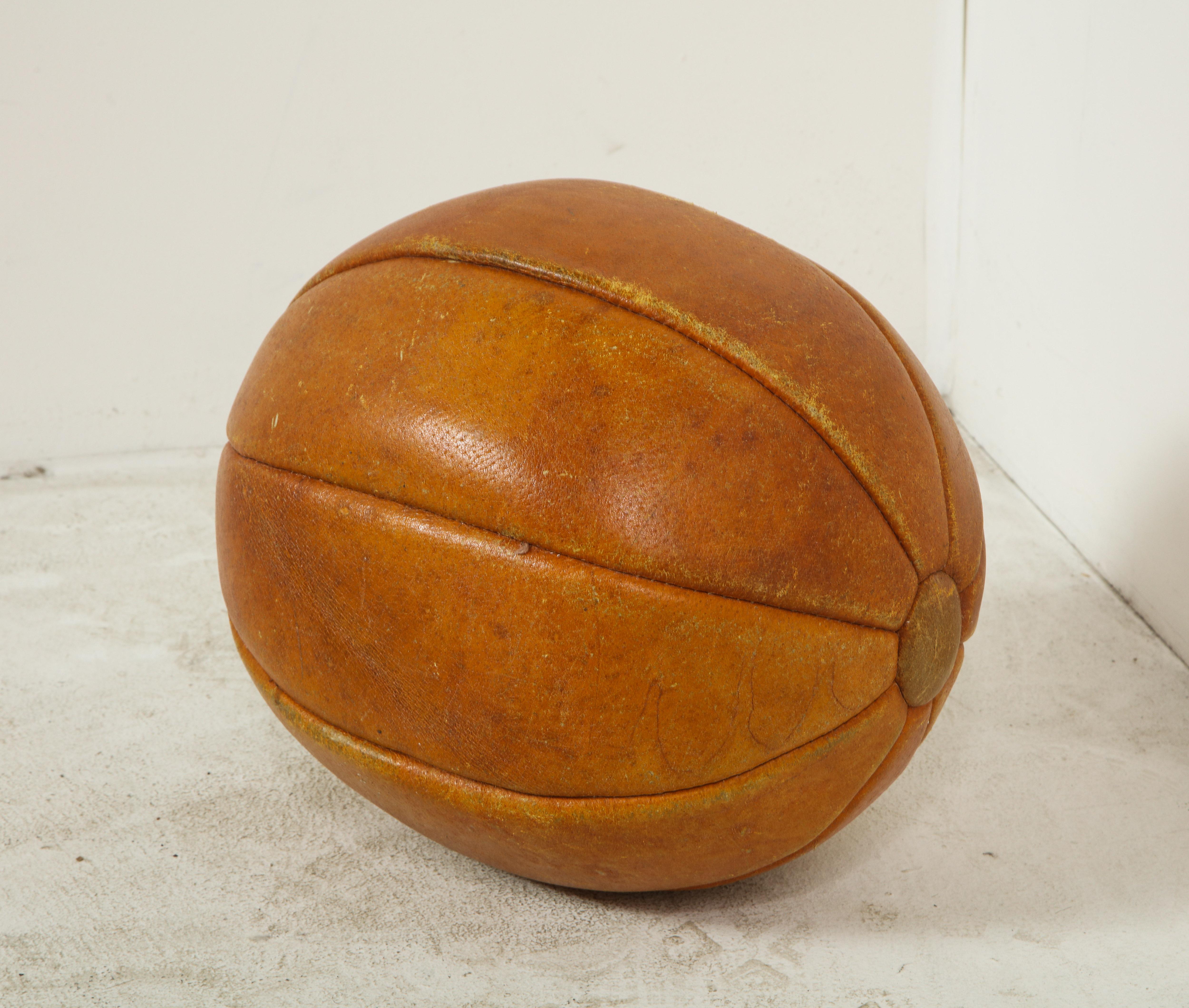 Early 20th Century English Leather Ball In Good Condition For Sale In Chicago, IL