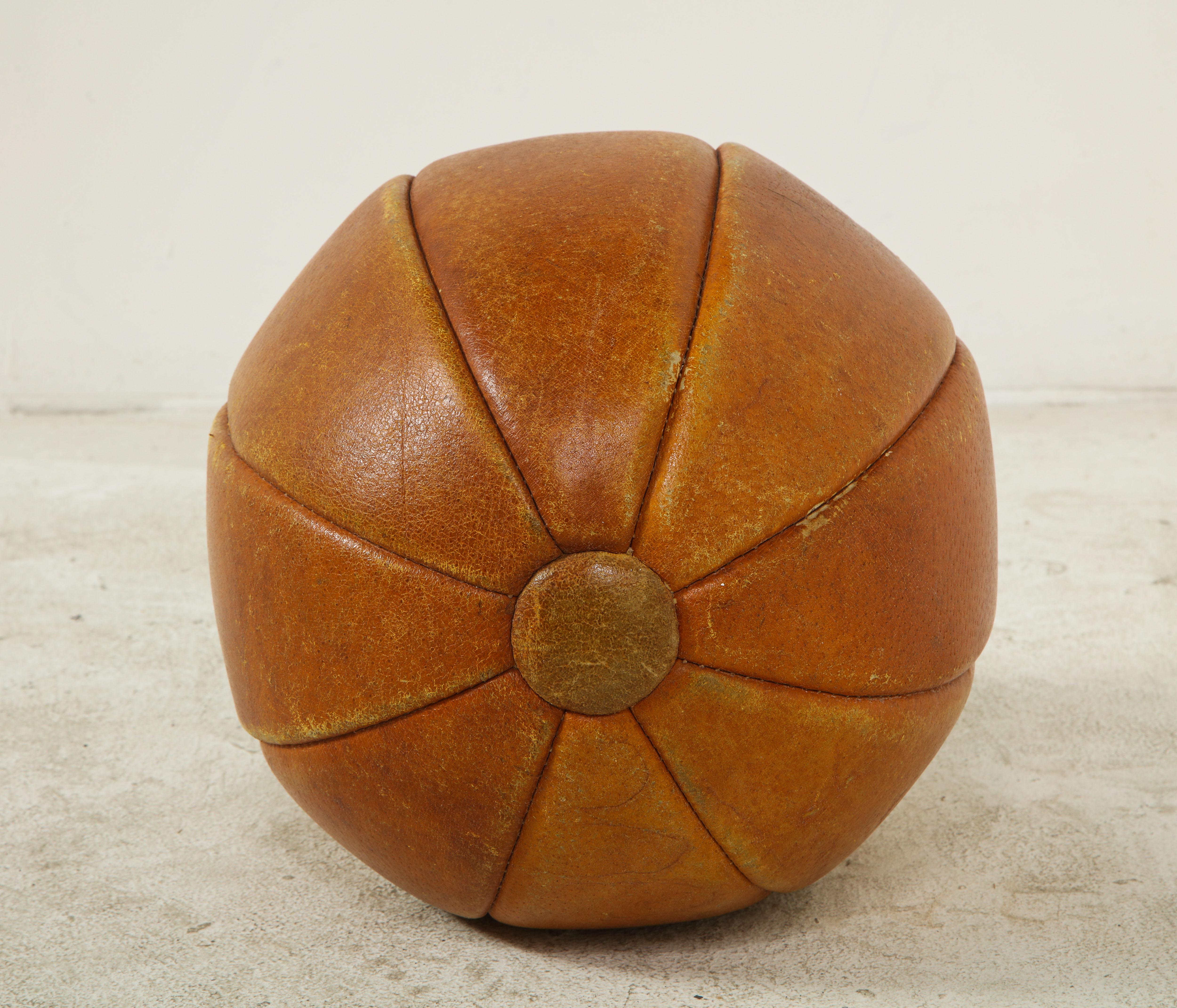 Englischer Lederball aus dem frühen 20. Jahrhundert im Angebot 1