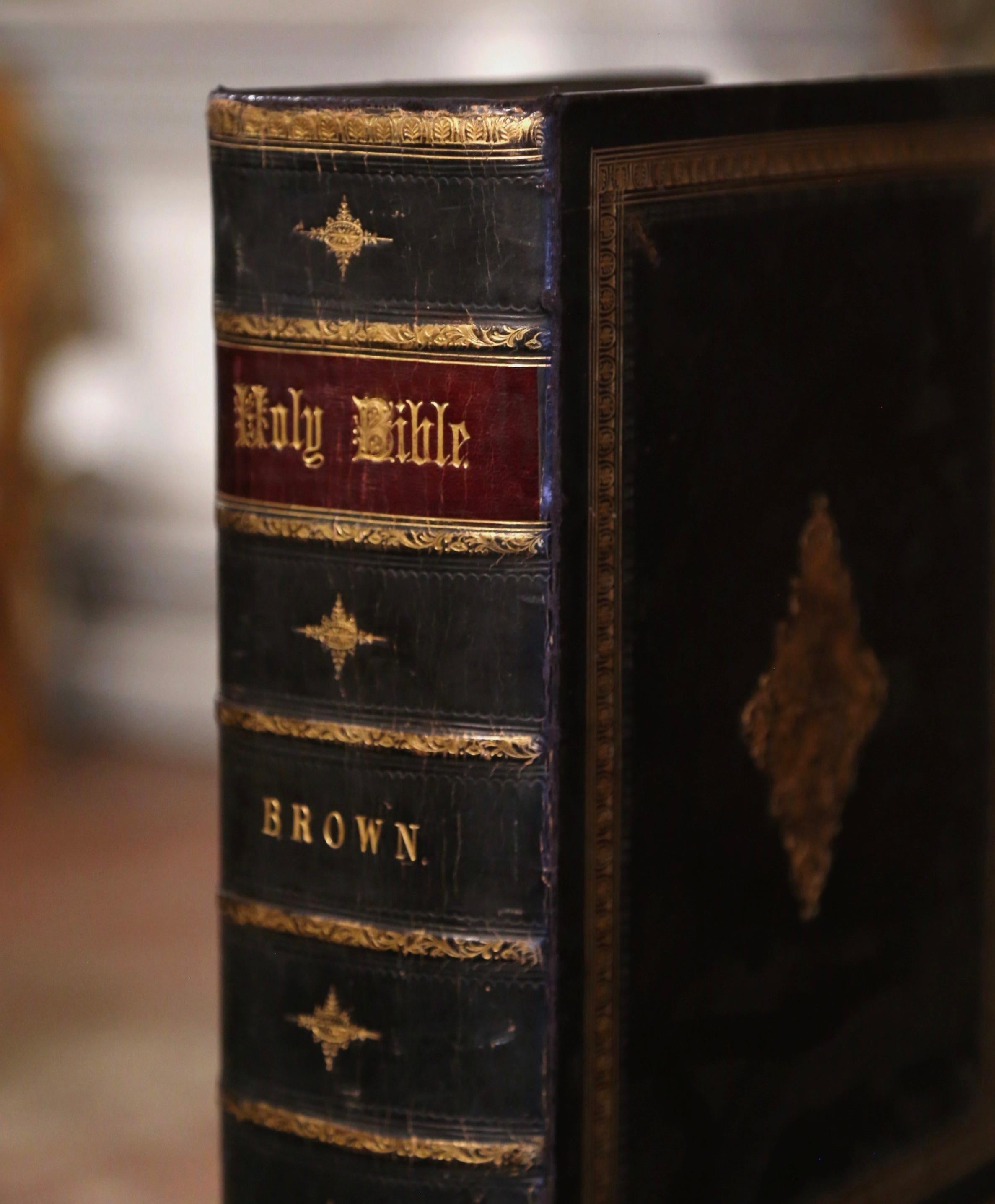 Britannique Holy Bible anglaise du 19ème siècle reliée et dorée par John Brown et datée de 1864 en vente