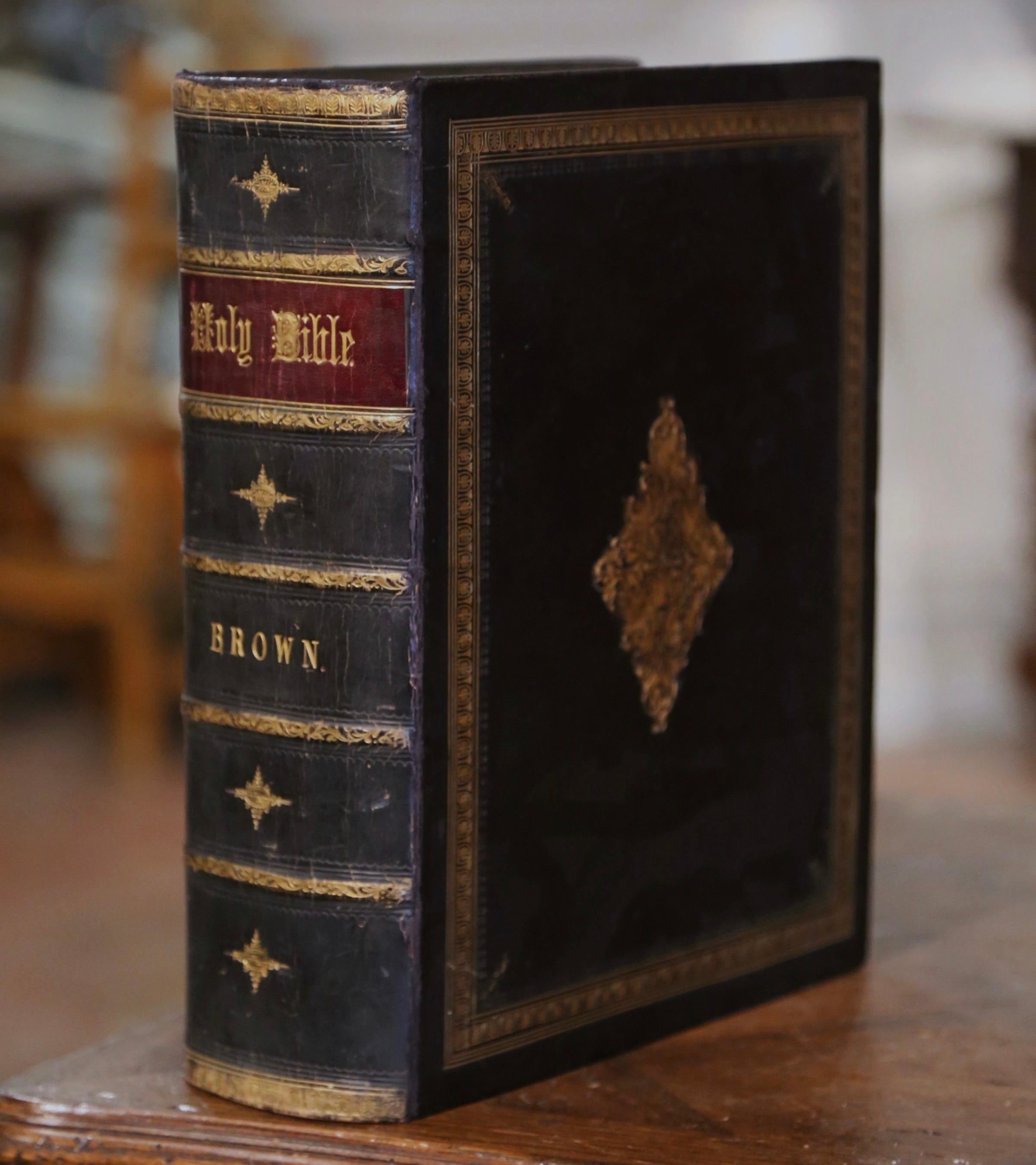 Embossé Holy Bible anglaise du 19ème siècle reliée et dorée par John Brown et datée de 1864 en vente