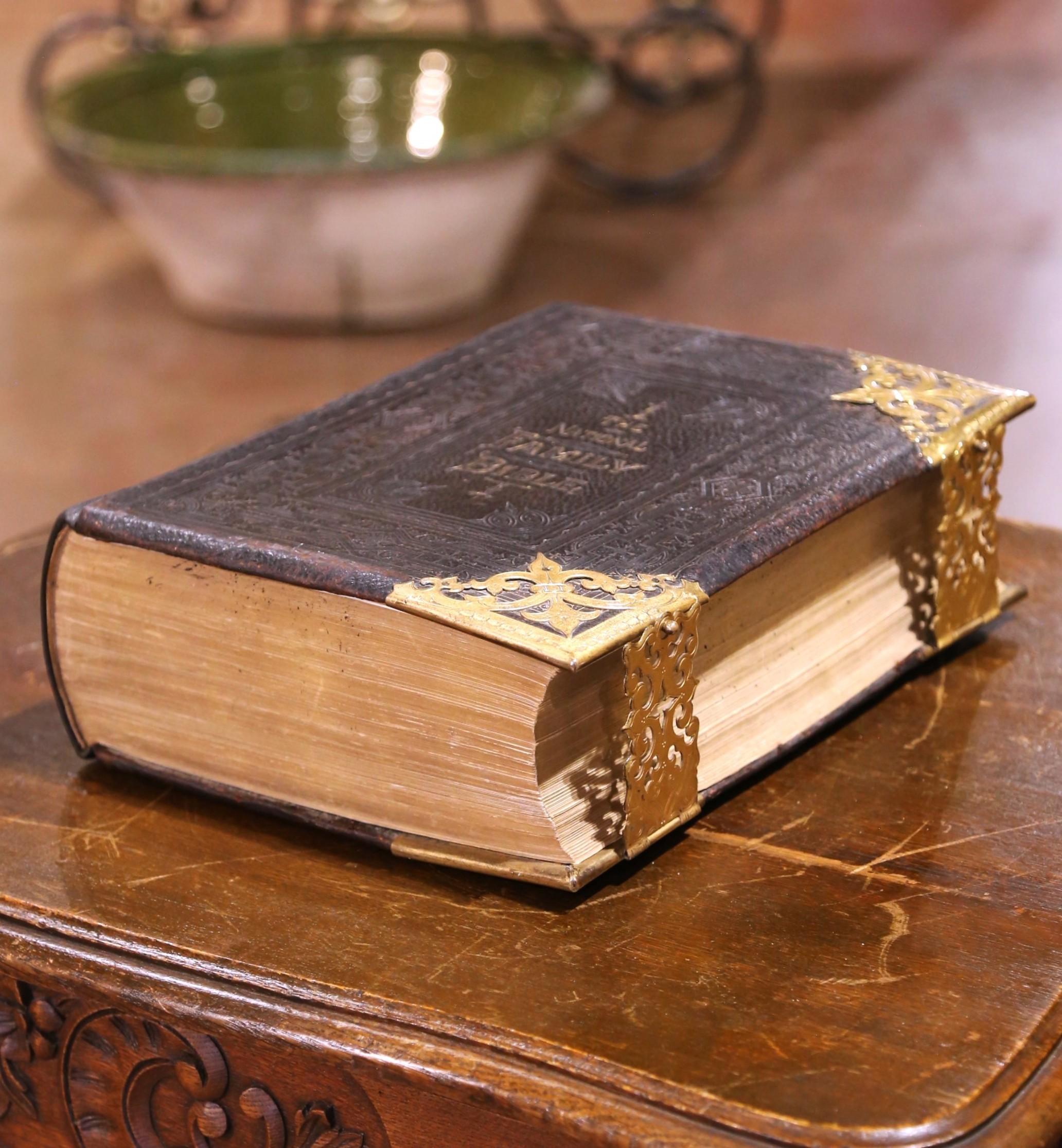Bible familiale anglaise du 19e siècle reliée en cuir avec montures et fermoirs en laiton en vente 3