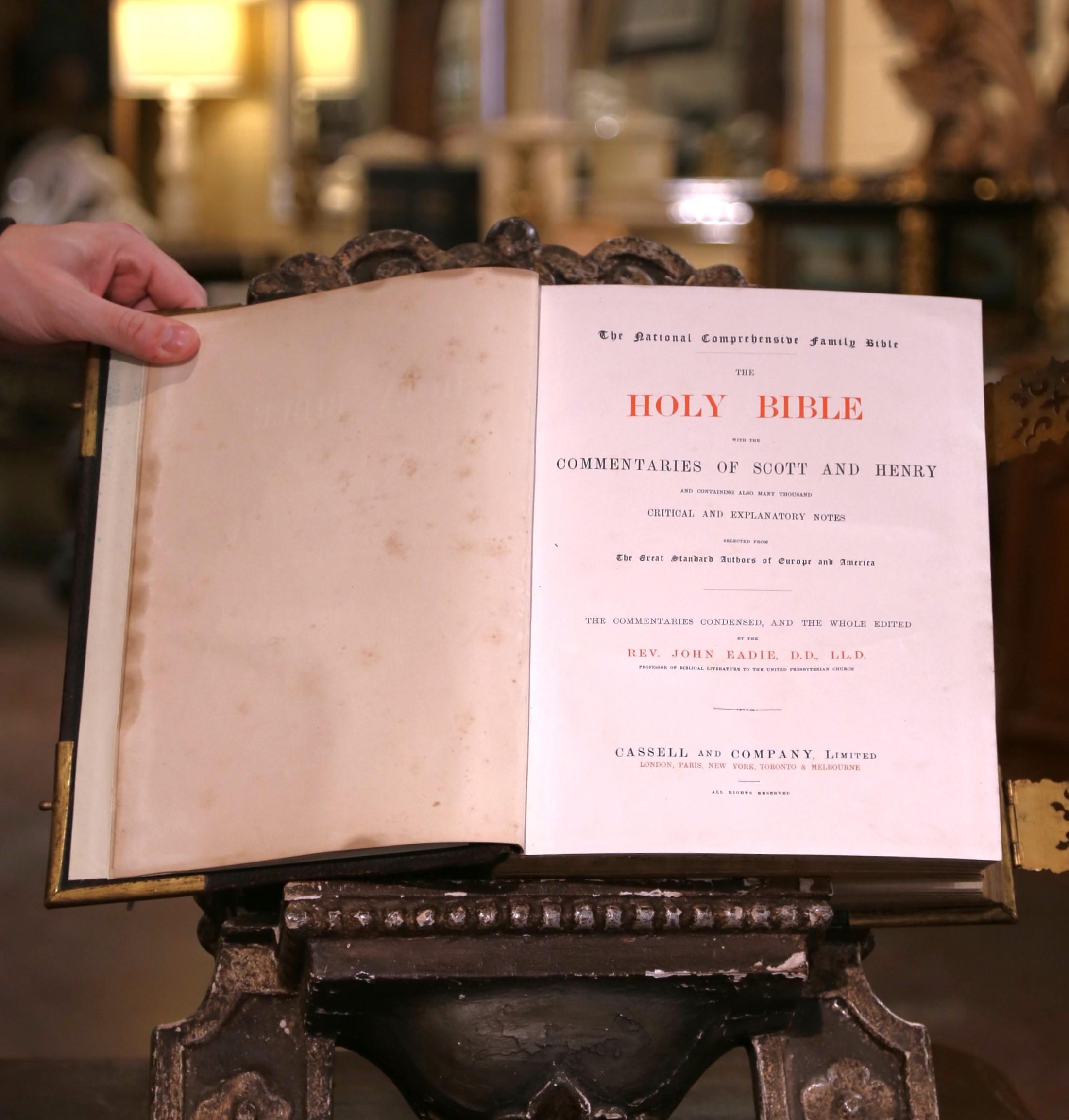 Bible familiale anglaise du 19e siècle reliée en cuir avec montures et fermoirs en laiton en vente 5