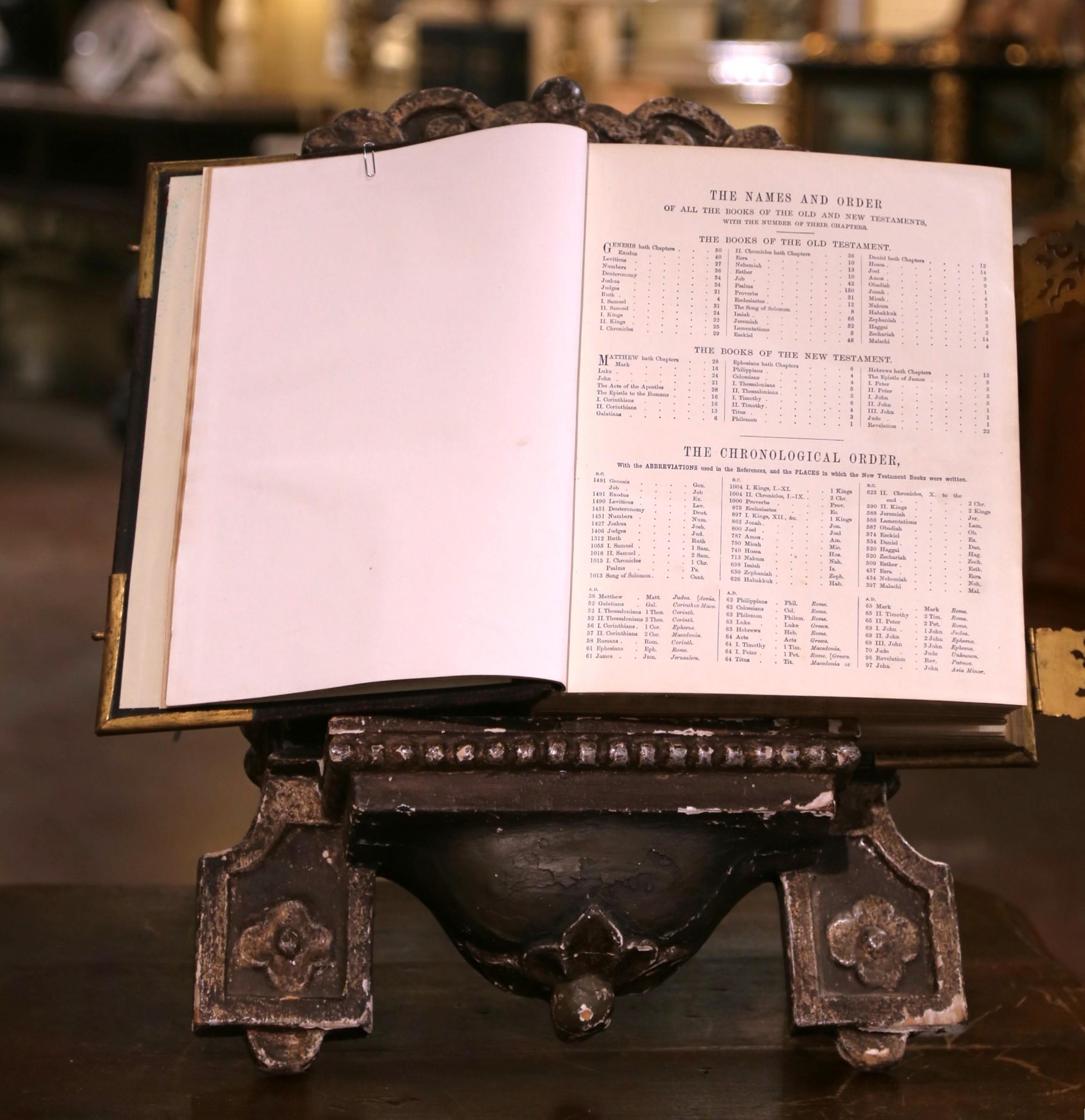 Bible familiale anglaise du 19e siècle reliée en cuir avec montures et fermoirs en laiton en vente 6