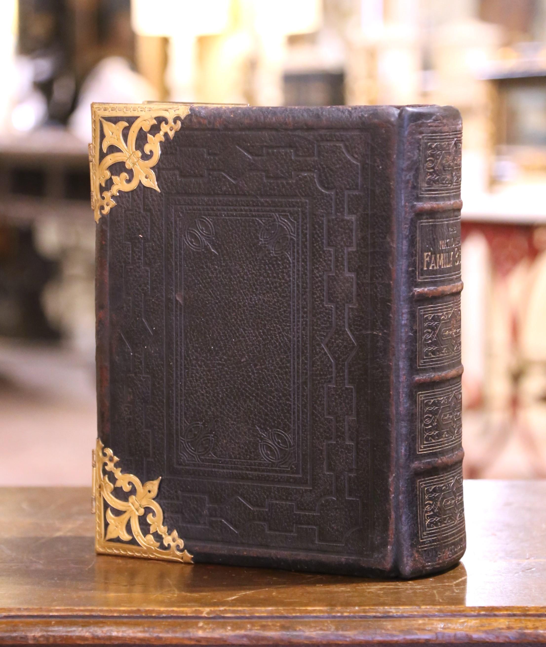 Anglais Bible familiale anglaise du 19e siècle reliée en cuir avec montures et fermoirs en laiton en vente