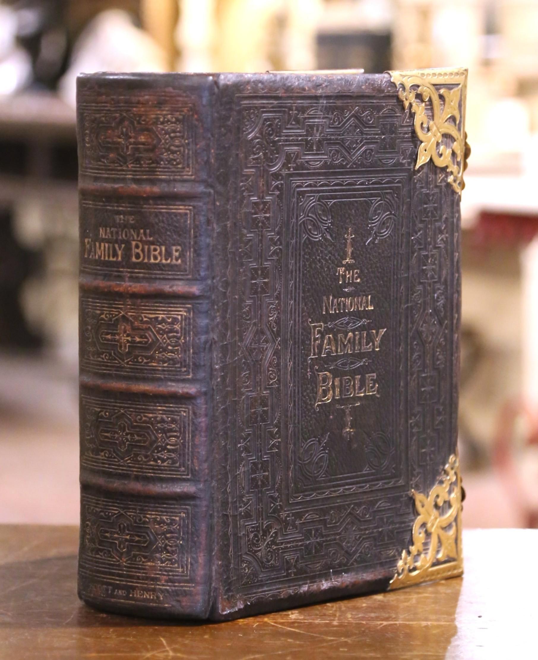 Embossé Bible familiale anglaise du 19e siècle reliée en cuir avec montures et fermoirs en laiton en vente