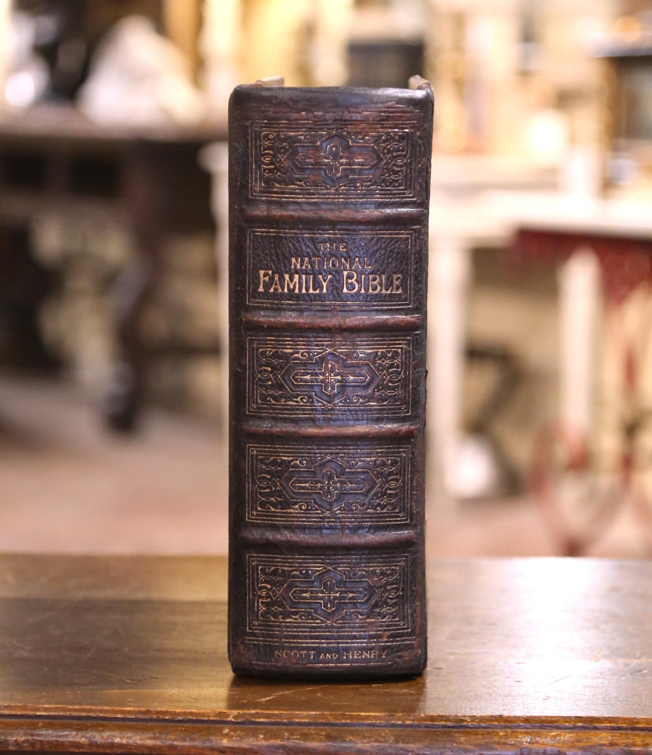 Bible familiale anglaise du 19e siècle reliée en cuir avec montures et fermoirs en laiton Excellent état - En vente à Dallas, TX