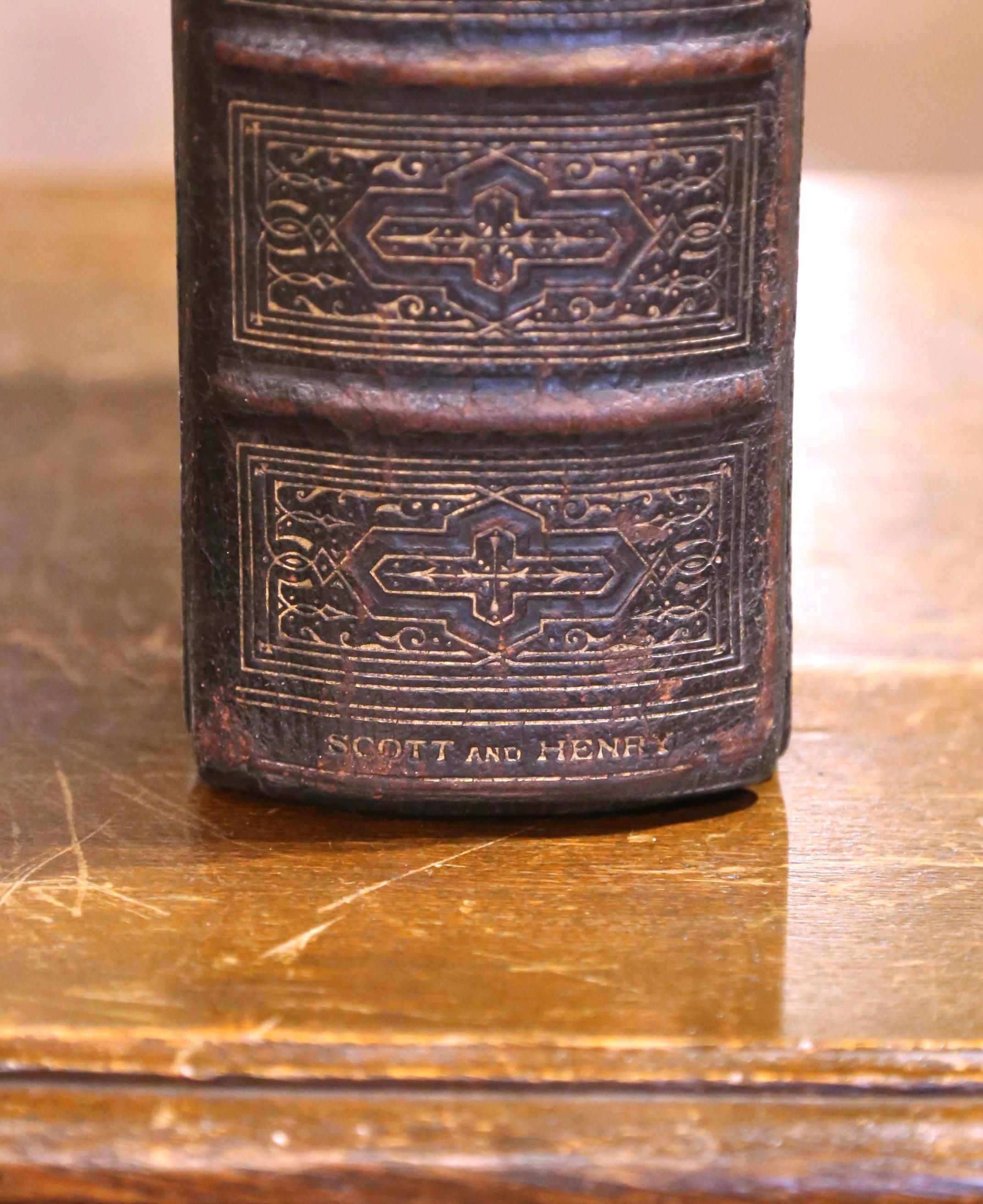 XIXe siècle Bible familiale anglaise du 19e siècle reliée en cuir avec montures et fermoirs en laiton en vente