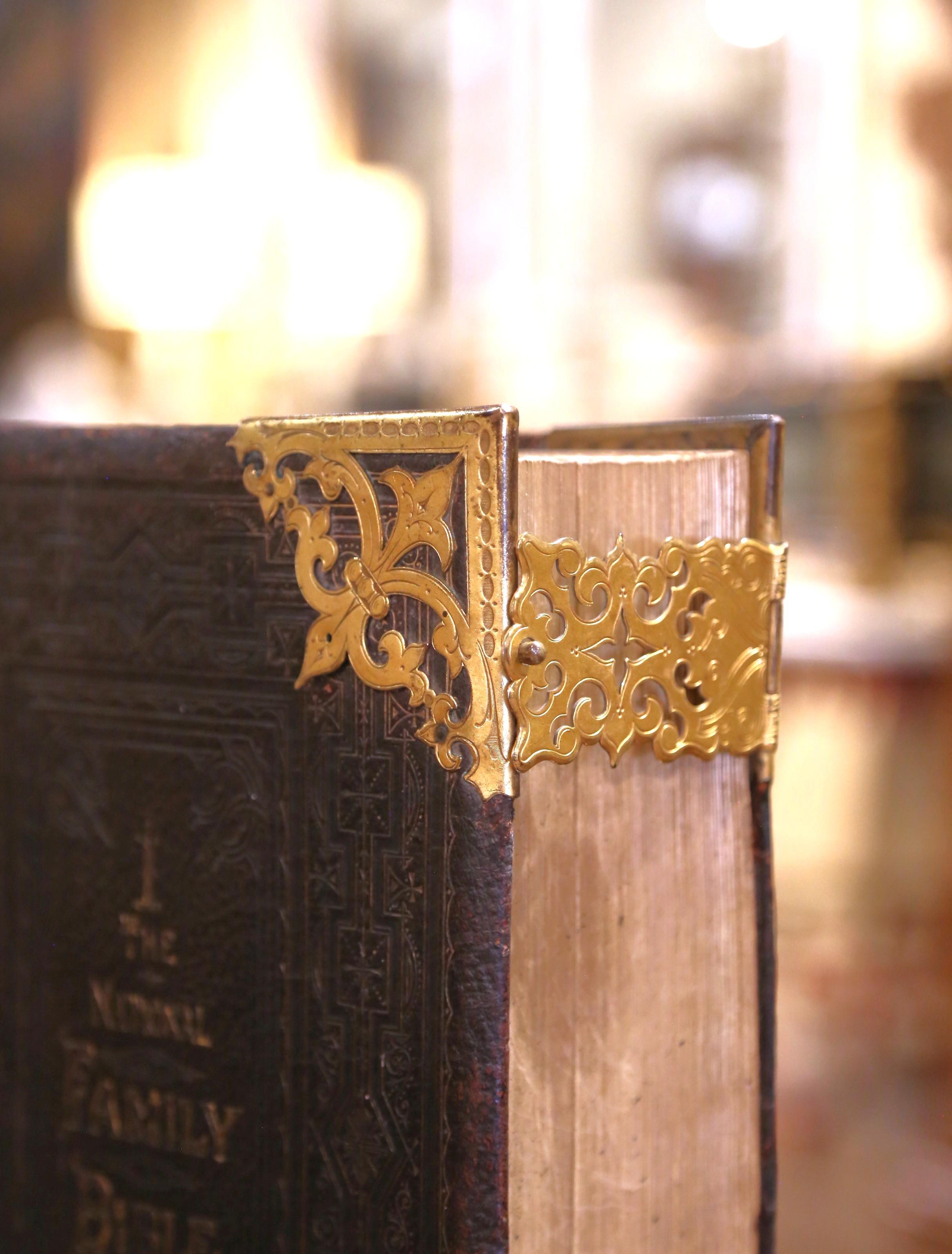 Laiton Bible familiale anglaise du 19e siècle reliée en cuir avec montures et fermoirs en laiton en vente