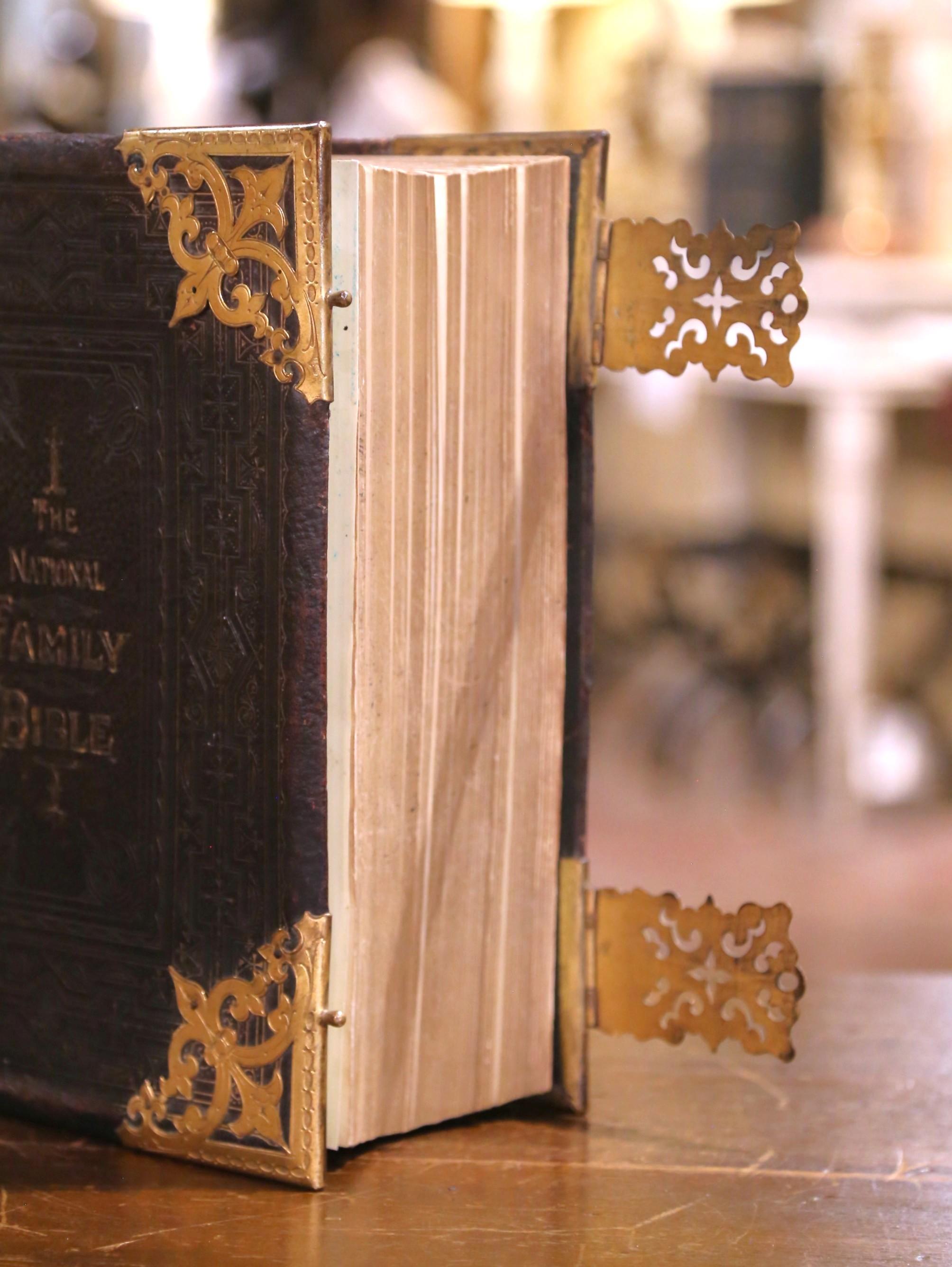 Bible familiale anglaise du 19e siècle reliée en cuir avec montures et fermoirs en laiton en vente 1