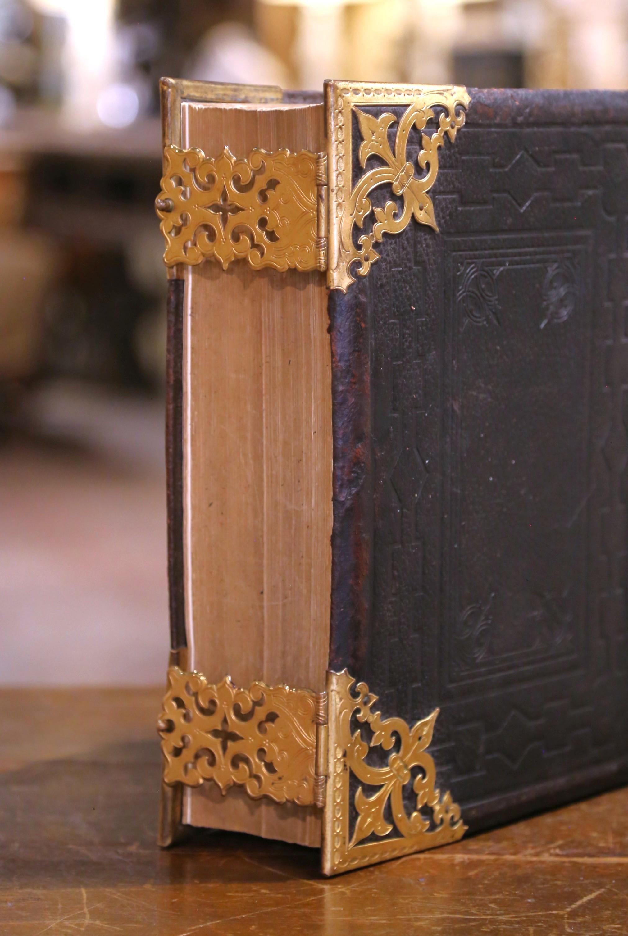 Bible familiale anglaise du 19e siècle reliée en cuir avec montures et fermoirs en laiton en vente 2