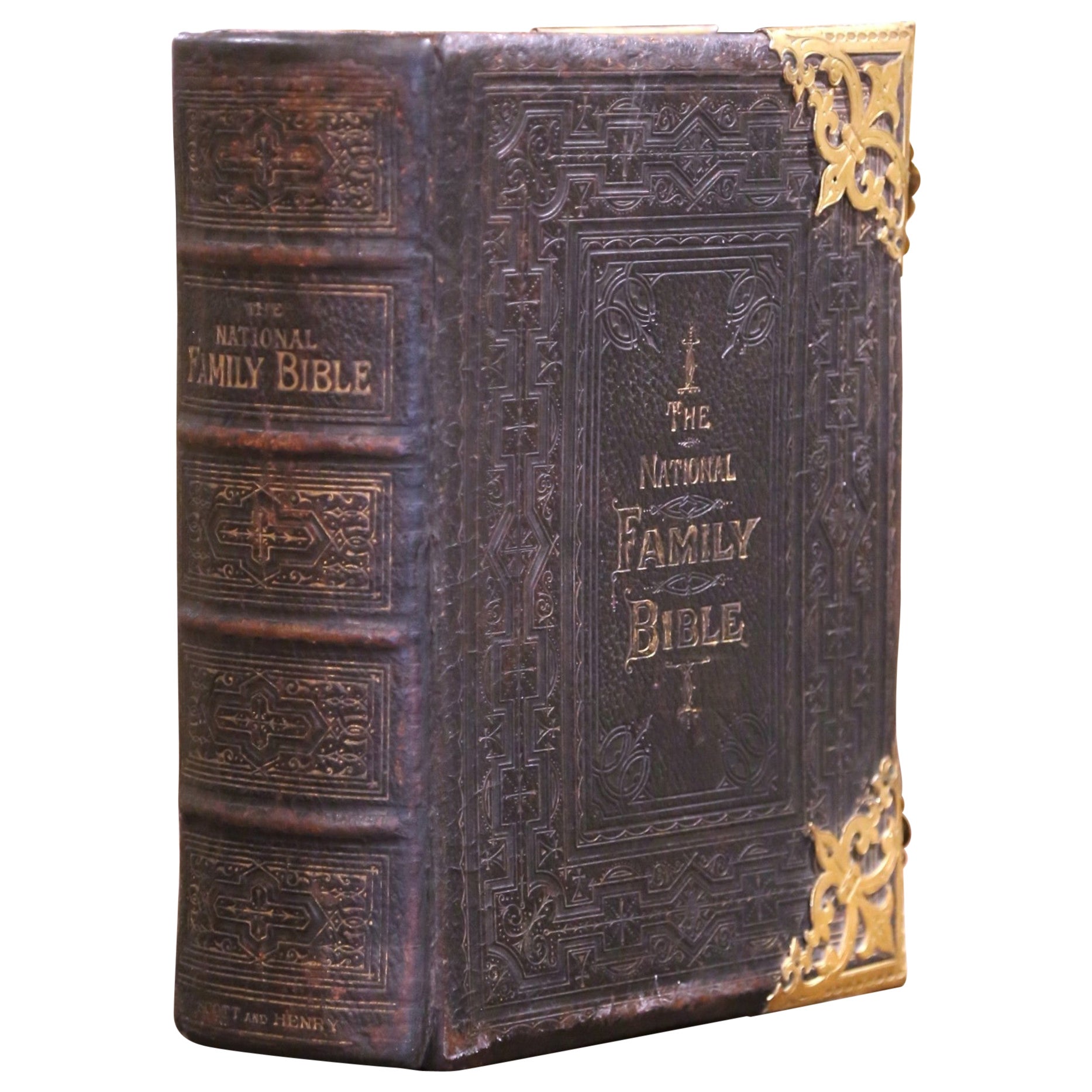 Bible familiale anglaise du 19e siècle reliée en cuir avec montures et fermoirs en laiton