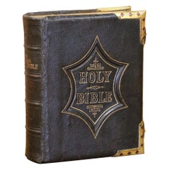 Biblia familiar ilustrada del siglo XIX, encuadernada en cuero inglés y con adornos de latón