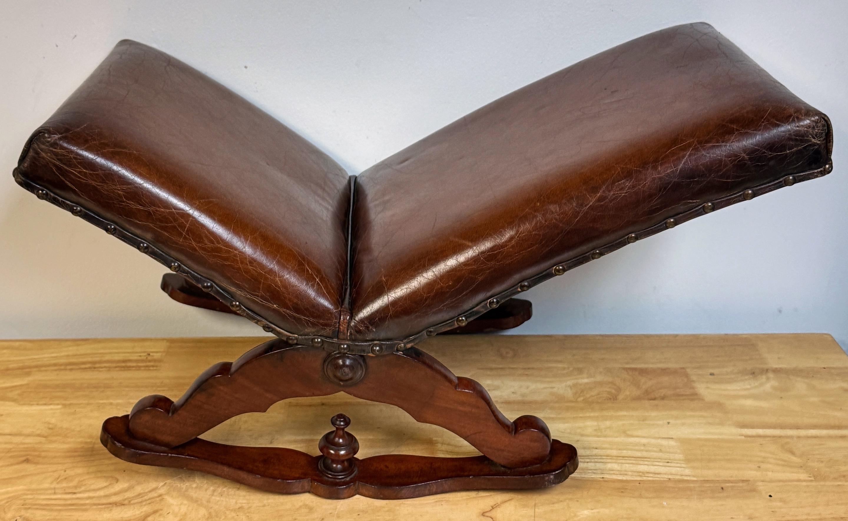 Sgabello inglese del XIX secolo in legno massiccio intagliato a dondolo/gamba

Inghilterra, metà o fine del XIX secolo 

Raro sgabello inglese del XIX secolo in pelle e legno duro intagliato a dondolo e gotta

Inghilterra, metà o fine del XIX