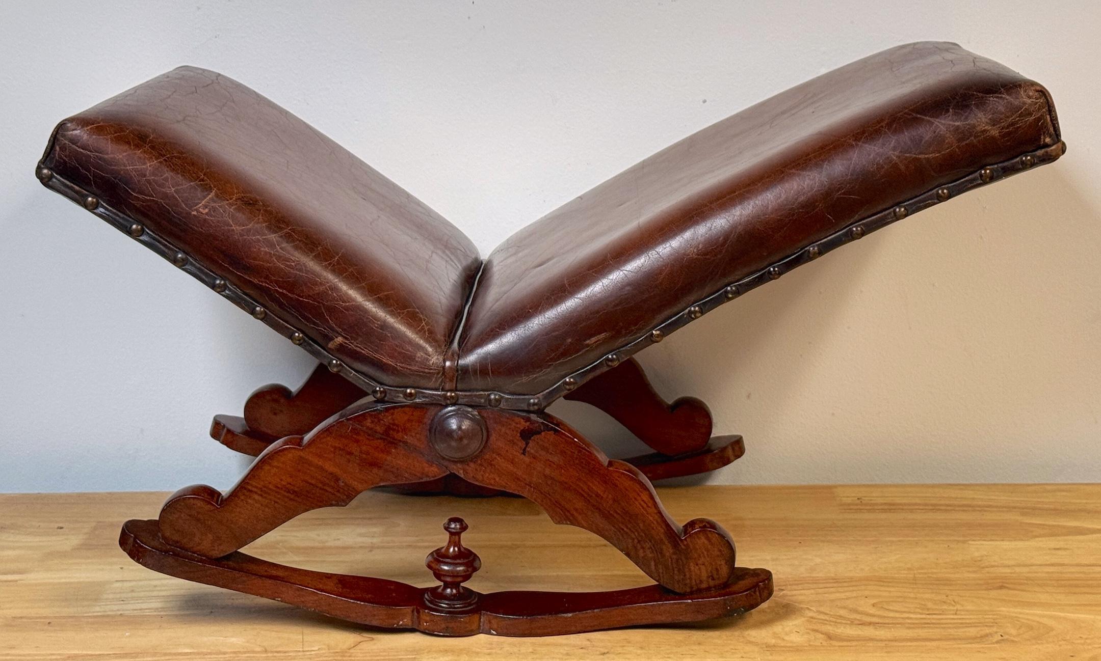 Inglese Sgabello a dondolo e a gotta intagliato in legno duro inglese del XIX secolo in vendita