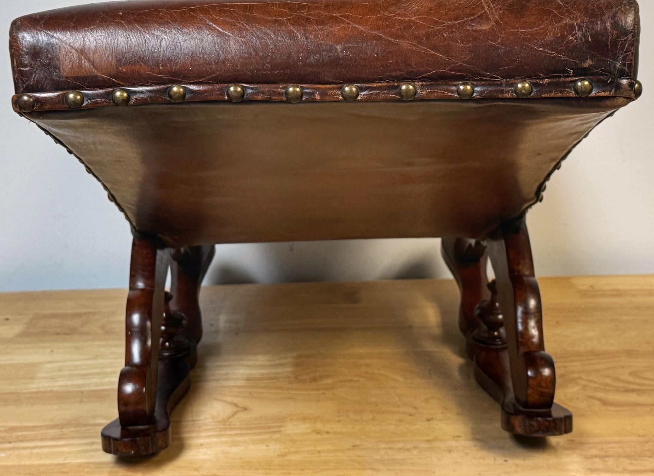 Sgabello a dondolo e a gotta intagliato in legno duro inglese del XIX secolo In condizioni buone in vendita a West Palm Beach, FL