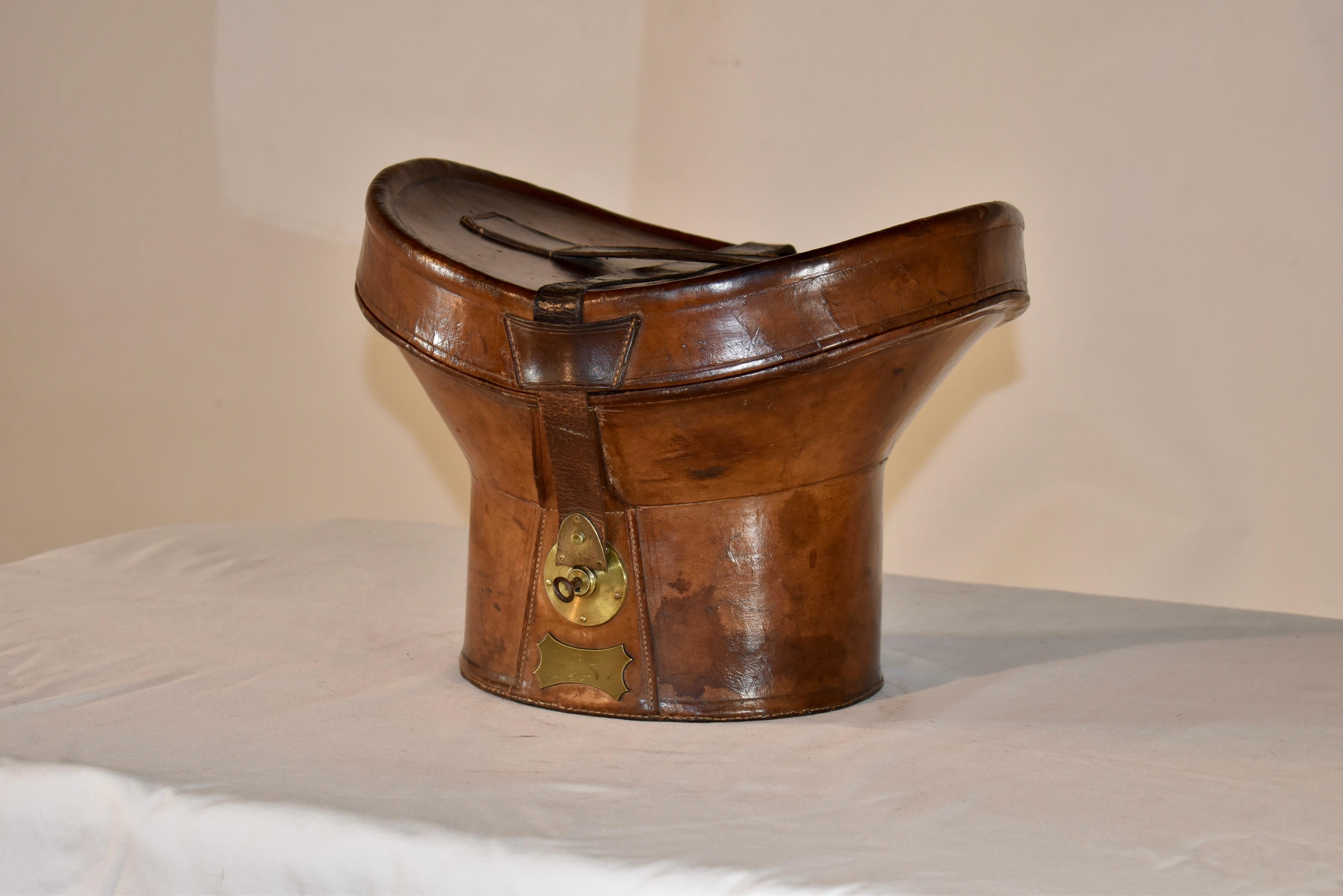 Caja para sombreros de cuero del siglo XIX, procedente de Inglaterra.  Esta caja para sombreros fue fabricada por Mander y Allenders en Liverpool, y tiene un forro maravilloso.  Esta caja, cuando se hizo, habría sido para alguien muy pijo.  Son una