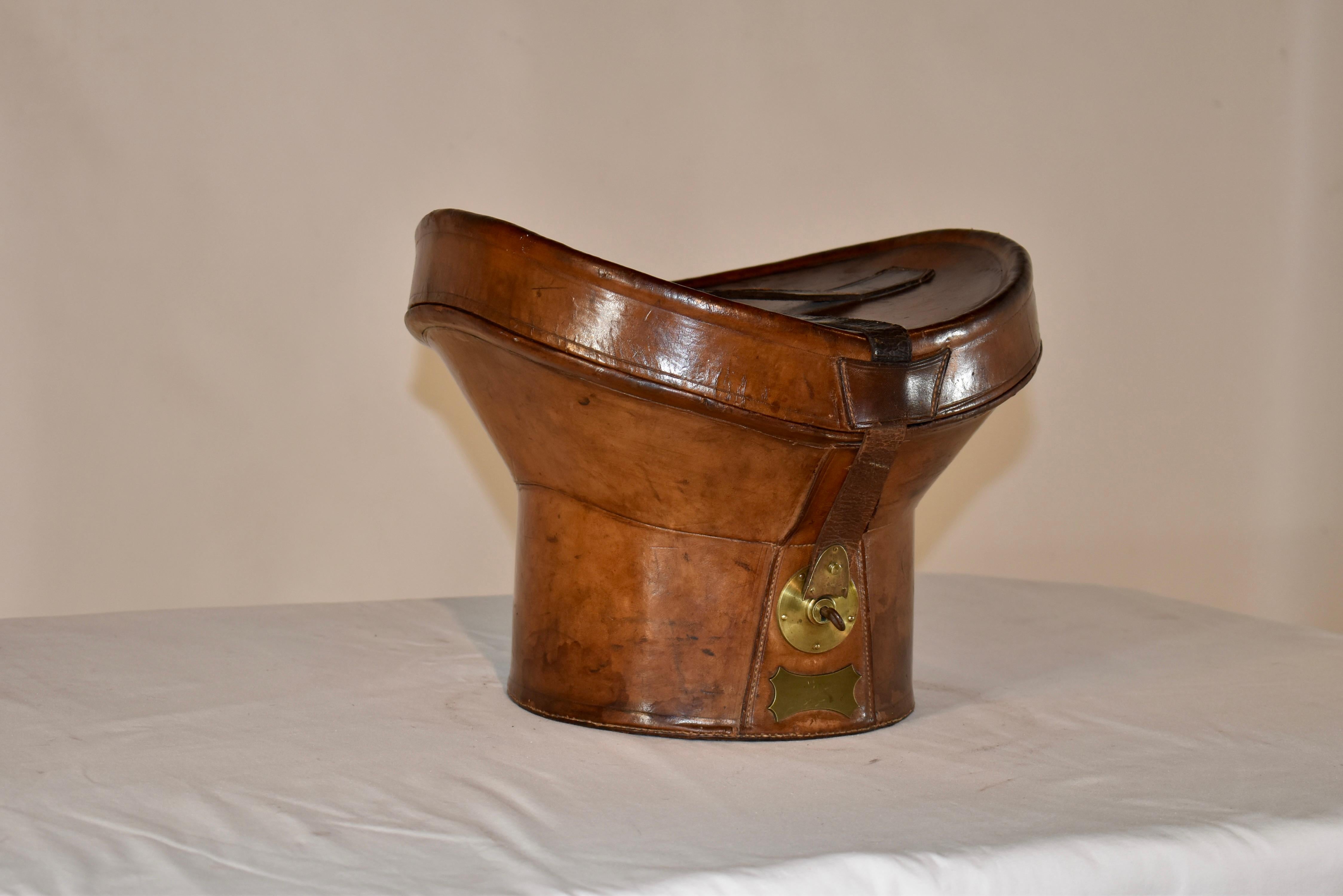 Caja de sombreros inglesa de cuero del siglo XIX Victoriano