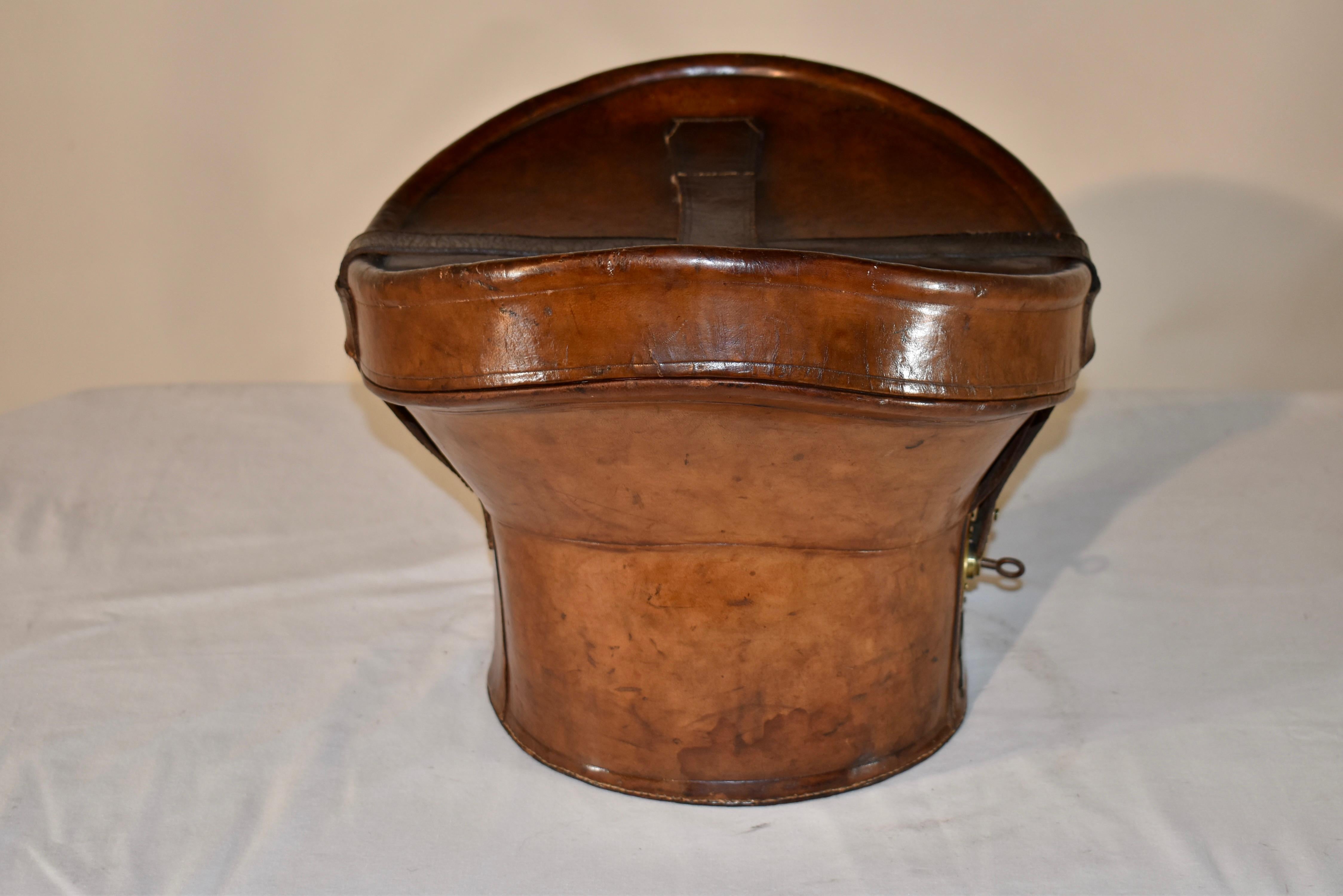 Caja de sombreros inglesa de cuero del siglo XIX 1