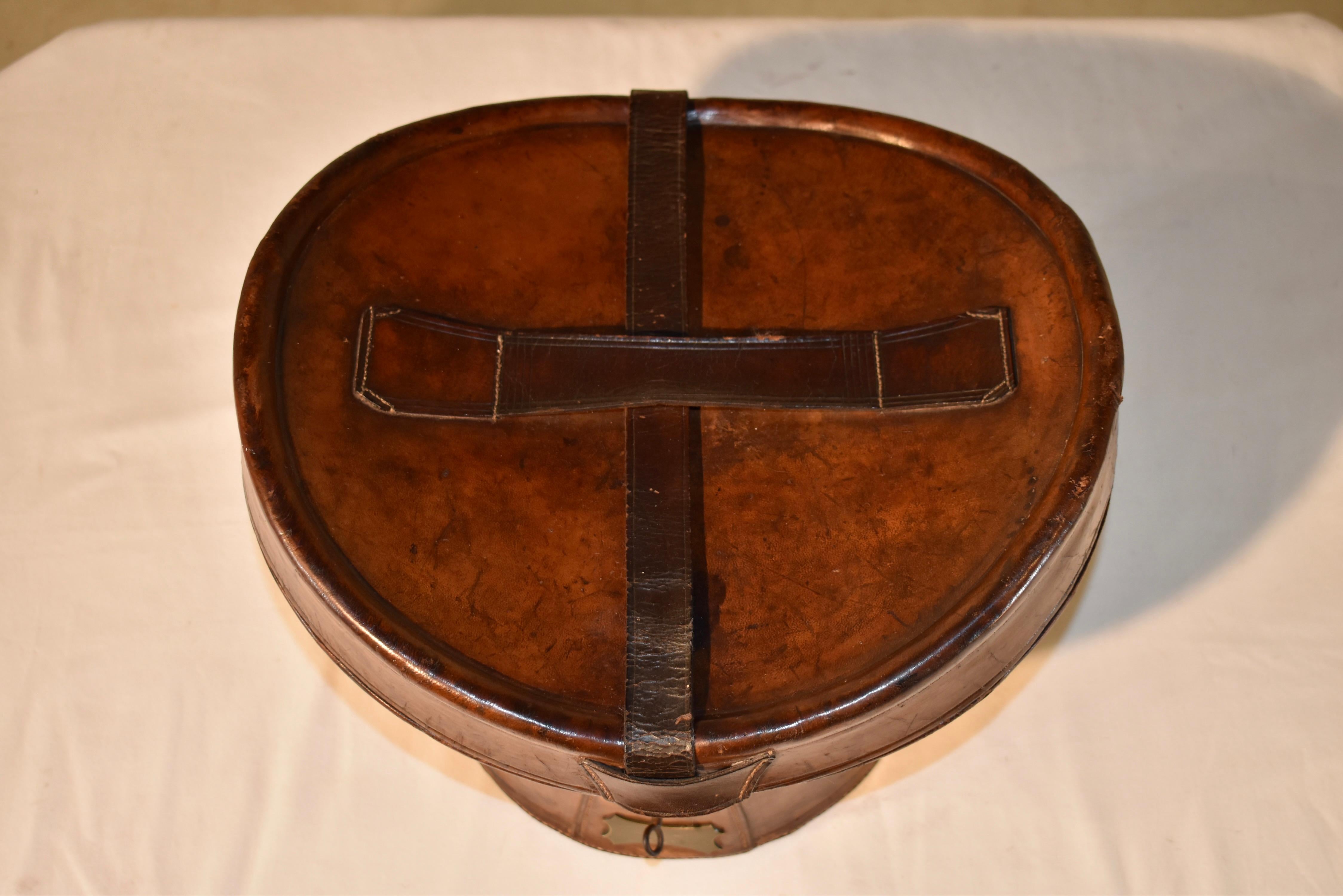 Caja de sombreros inglesa de cuero del siglo XIX 2