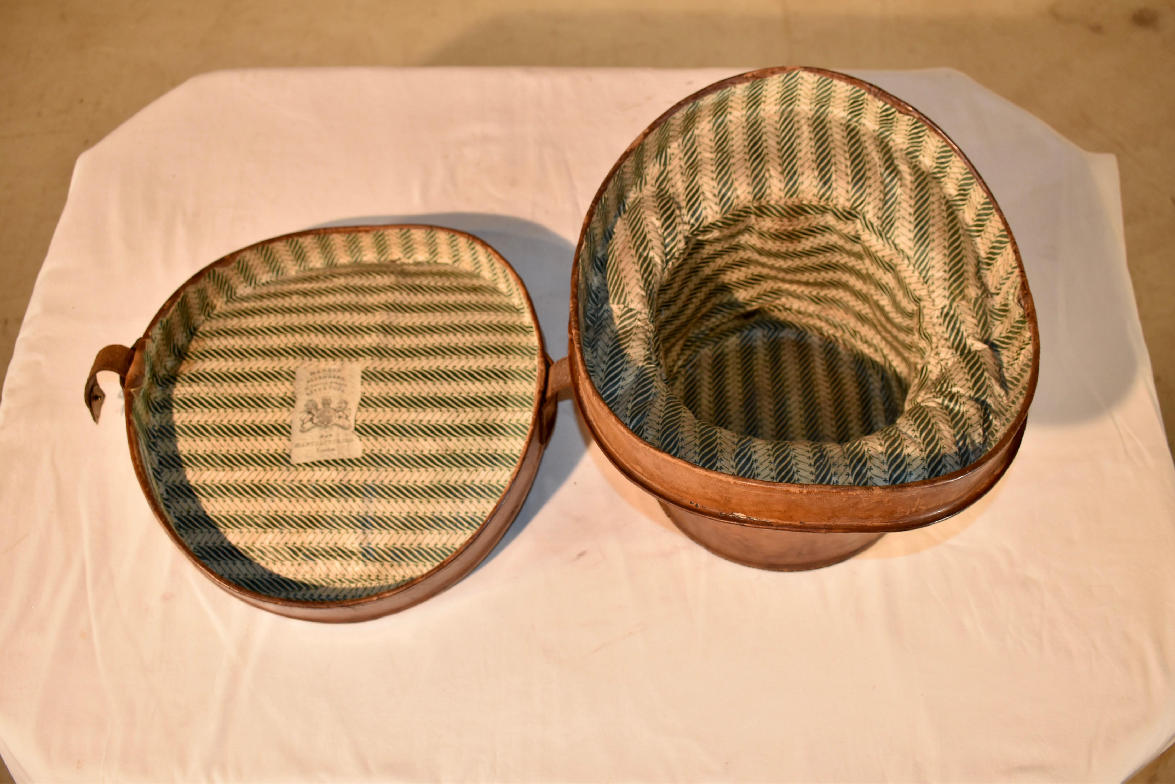 Caja de sombreros inglesa de cuero del siglo XIX 3