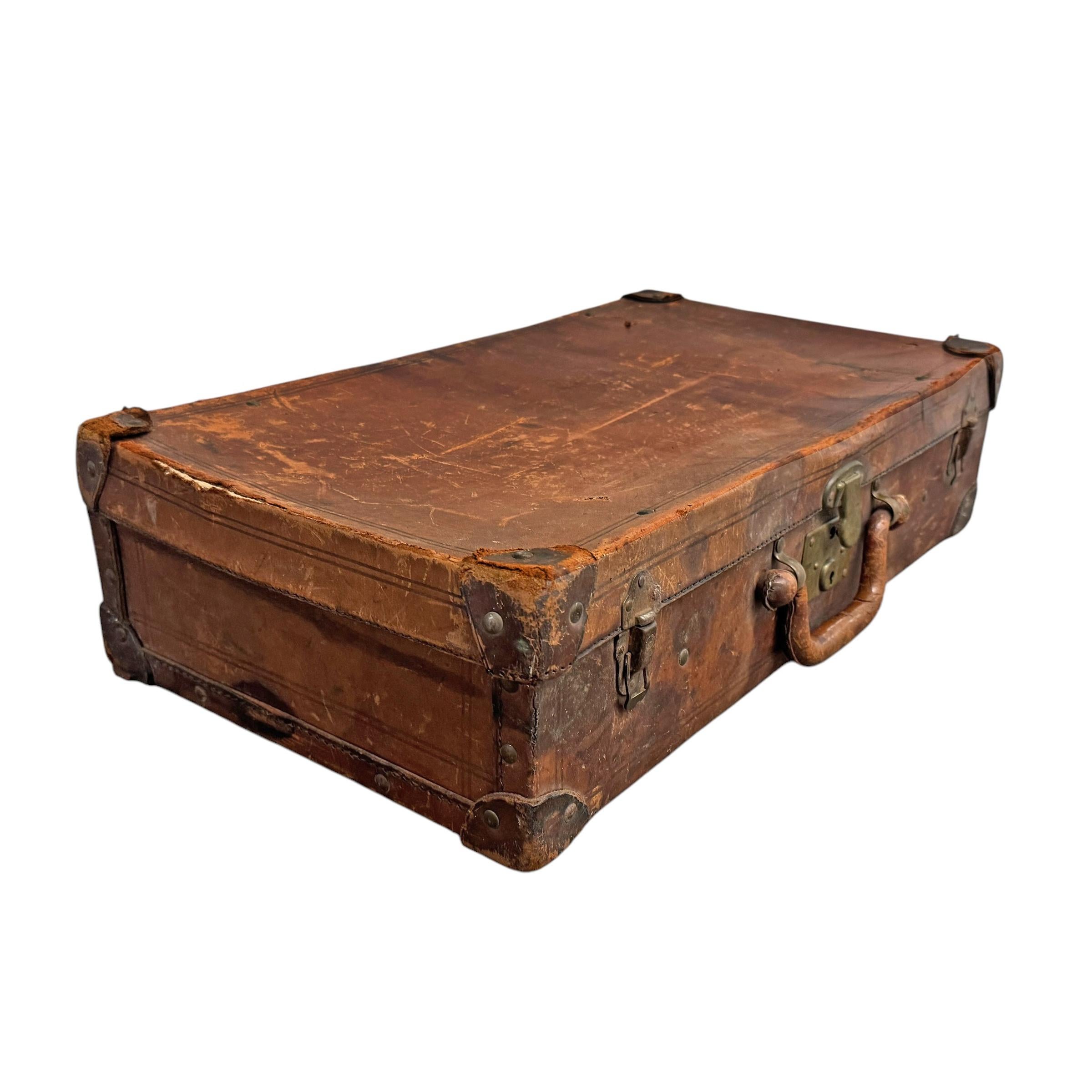 19th Century English Leather Suitcase In Good Condition For Sale In Chicago, IL