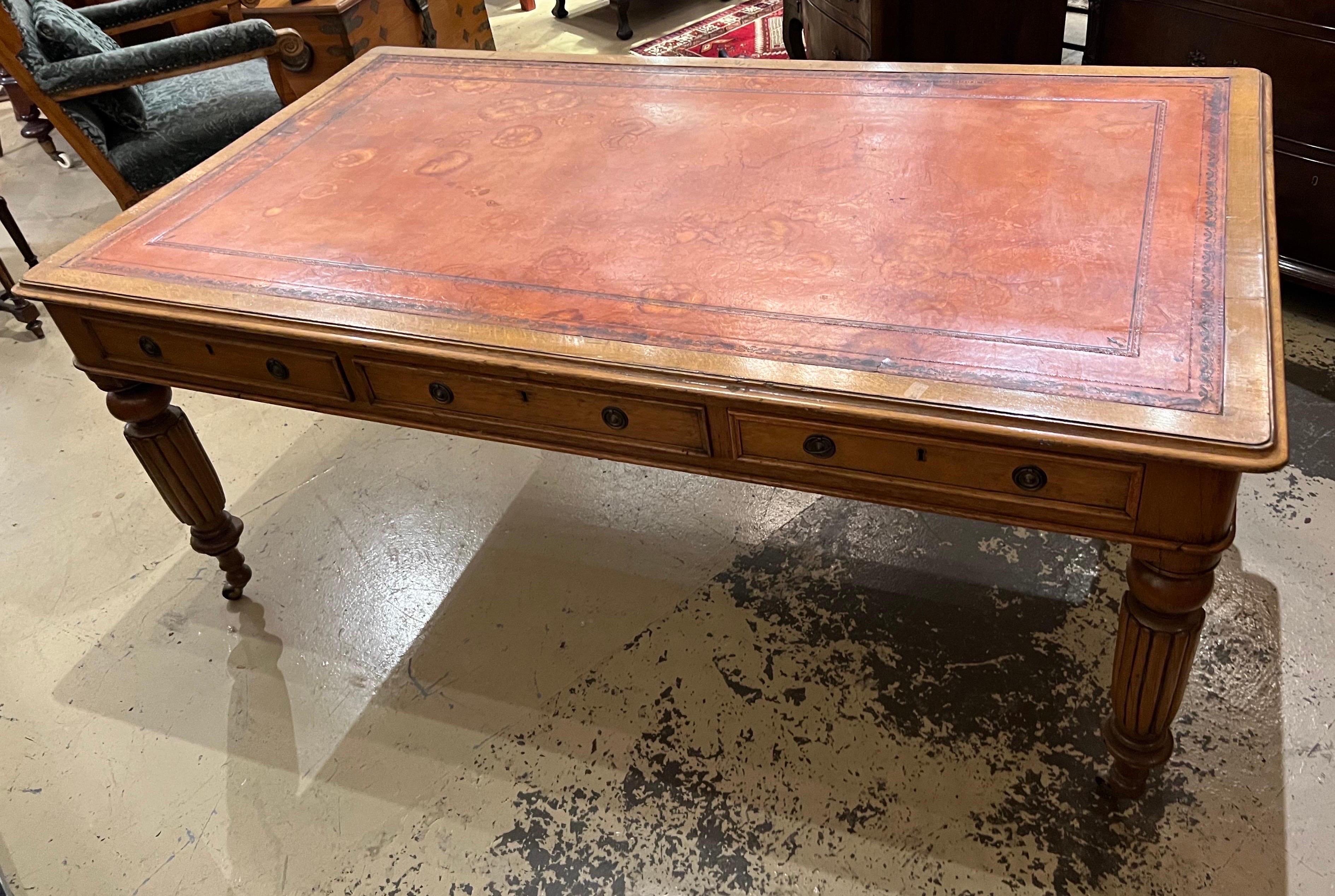 19th Century English Leather Top Oak Writing Desk In Good Condition In Charleston, SC