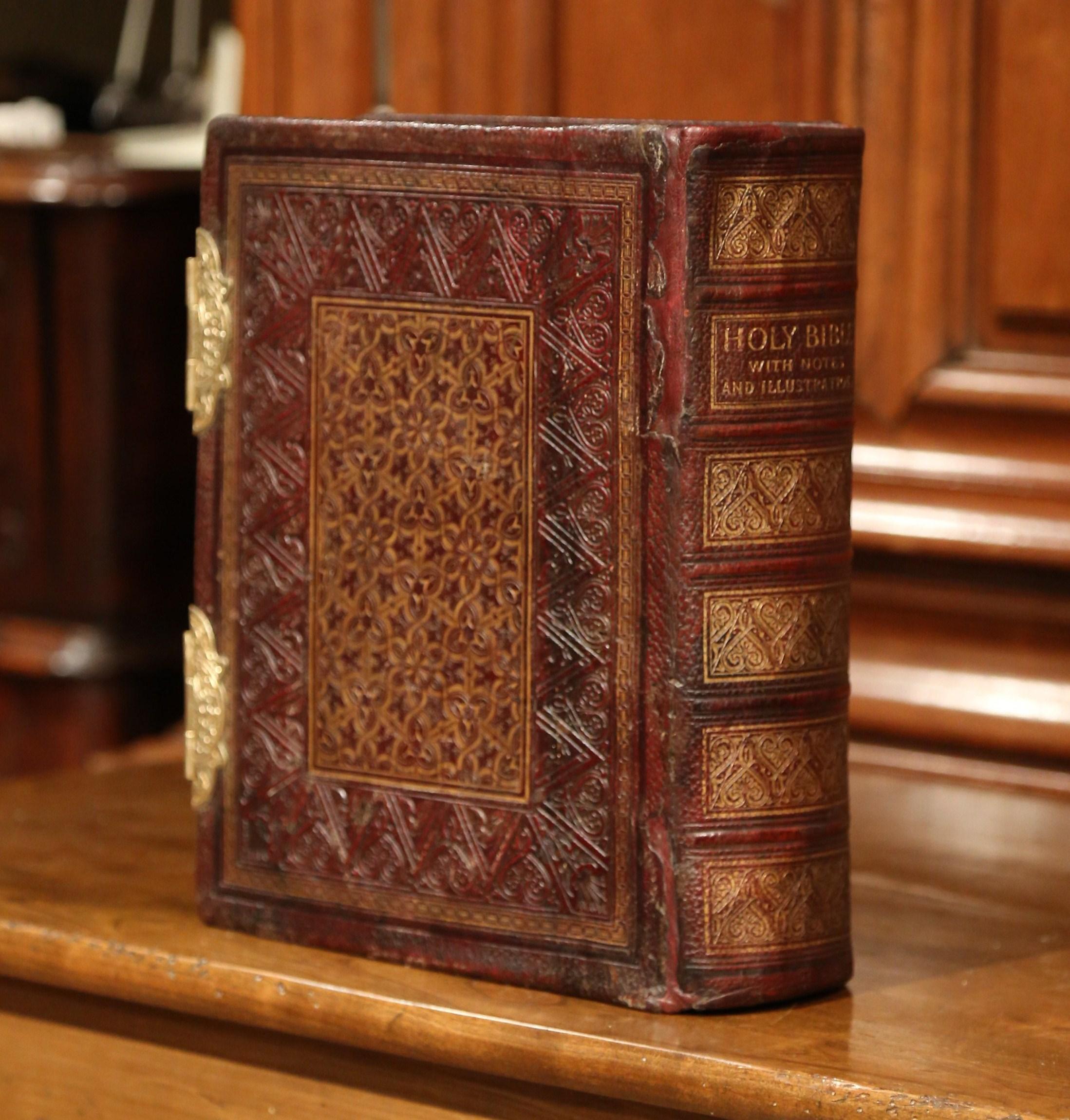 19th Century English Leatherbound and Brass Locks Holy Bible with Illustrations In Good Condition In Dallas, TX
