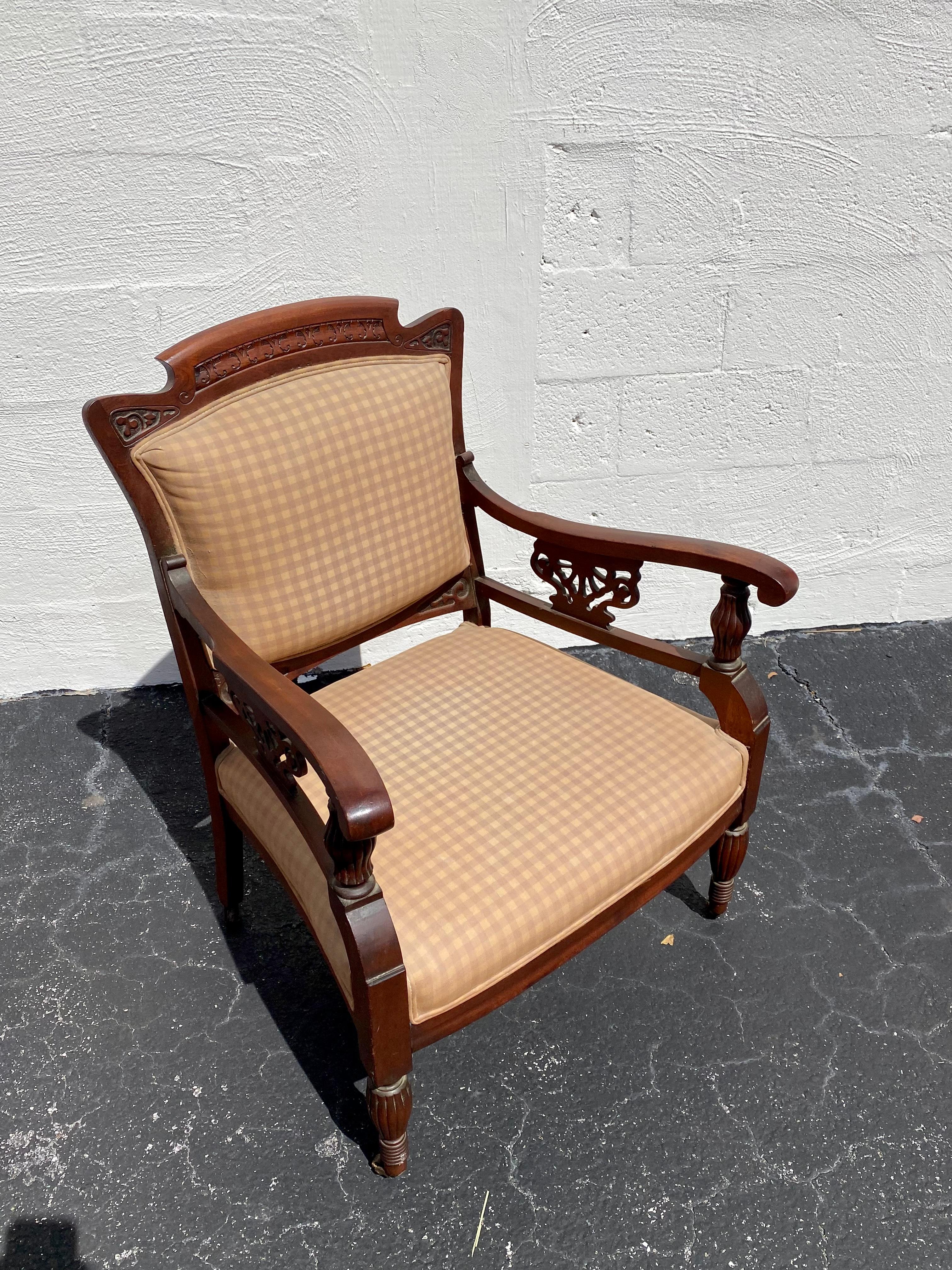 Nous vous proposons ici l'une des chaises les plus étonnantes et les plus rares que vous puissiez espérer trouver. Le design est remarquable partout. Cette magnifique chaise est une pièce d'apparat qui regorge de personnalité ! Il suffit de regarder
