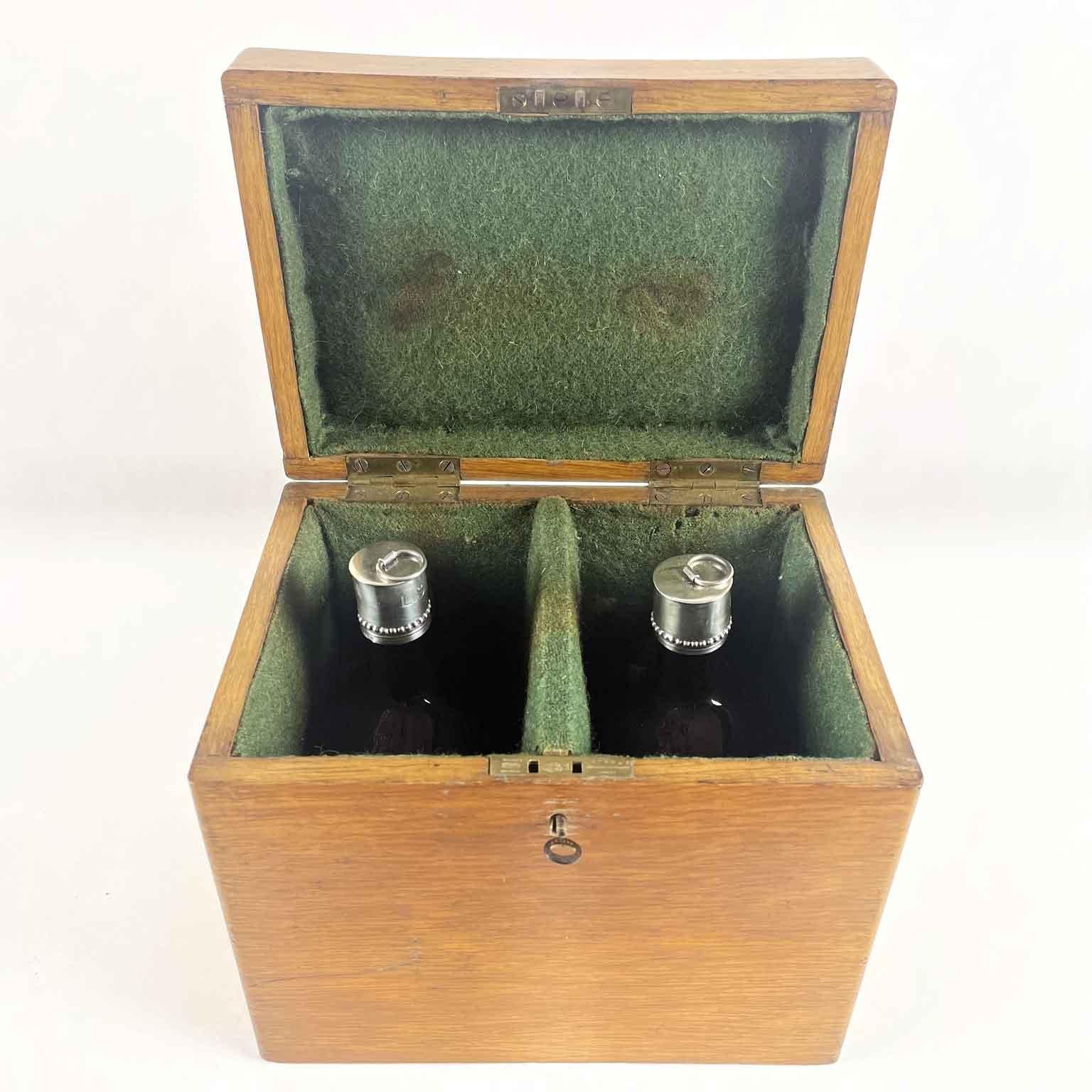 19th Century English Liquor Bottle Case with Chubb Lock and Handle  For Sale 1