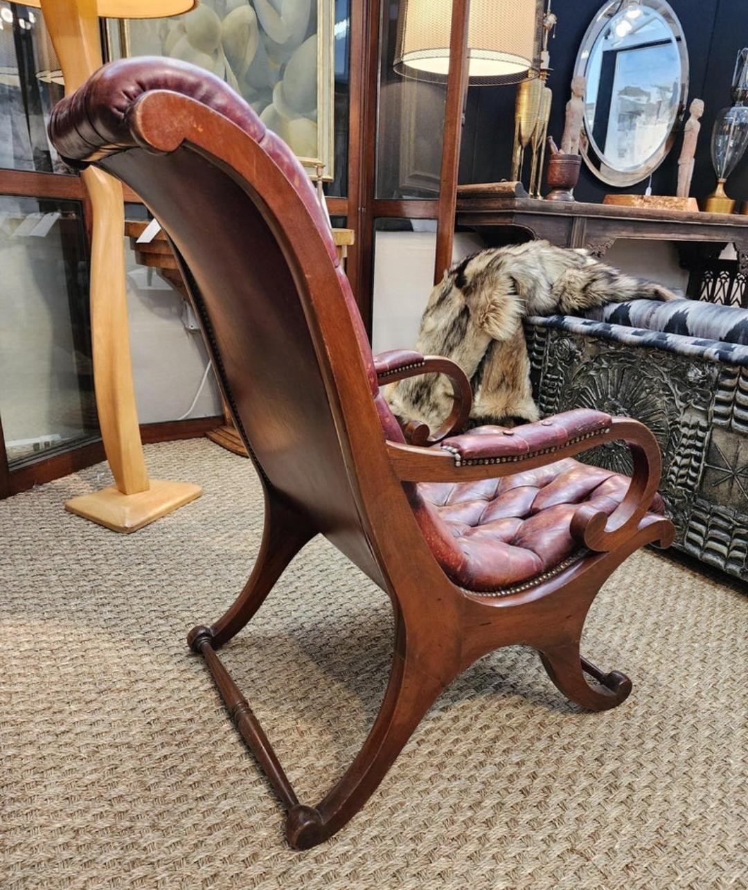 Chaise de relaxation anglaise du 19ème siècle en cuir et acajou  en vente 3