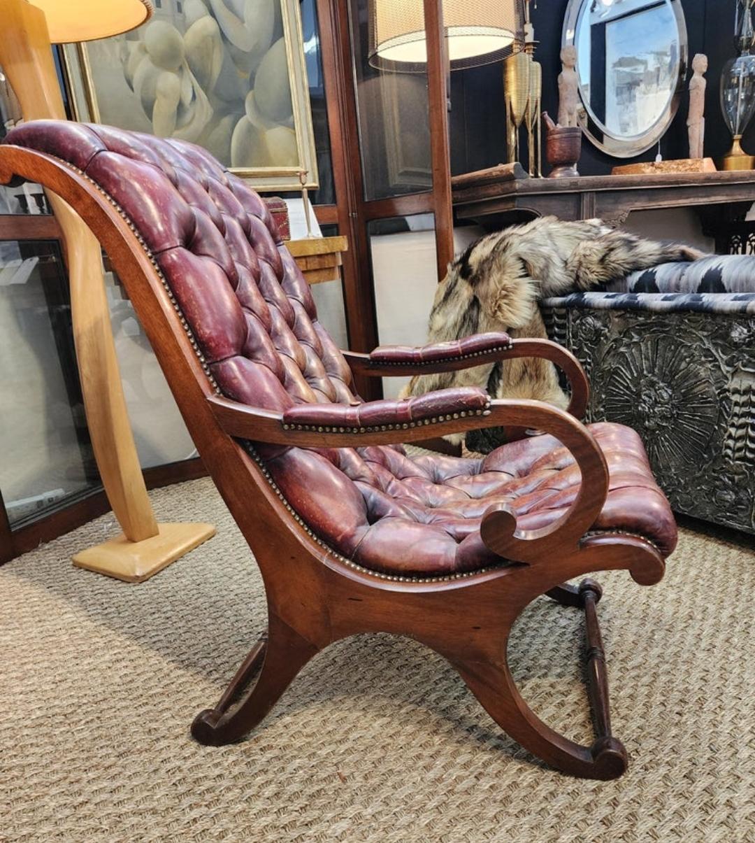 Chaise de relaxation anglaise du 19ème siècle en cuir et acajou  État moyen - En vente à Hudson, NY