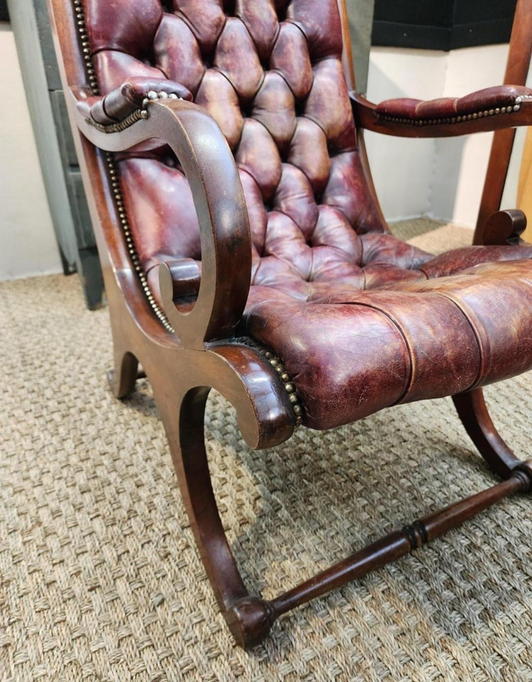 Chaise de relaxation anglaise du 19ème siècle en cuir et acajou  en vente 1