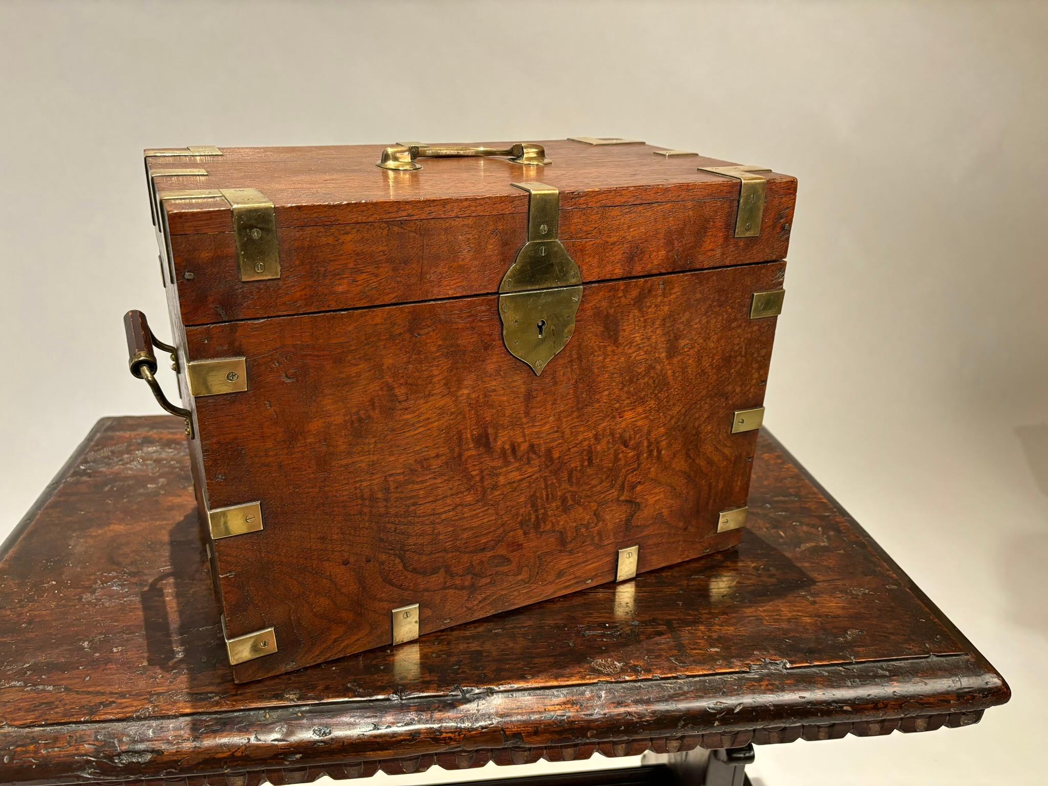 Scatola da campagna o piccola cassapanca in mogano del periodo William IV del XIX secolo con montature in ottone. Una dimensione insolita per questo tipo di cassapanca, piuttosto bella e abbastanza grande da contenere una discreta quantità di