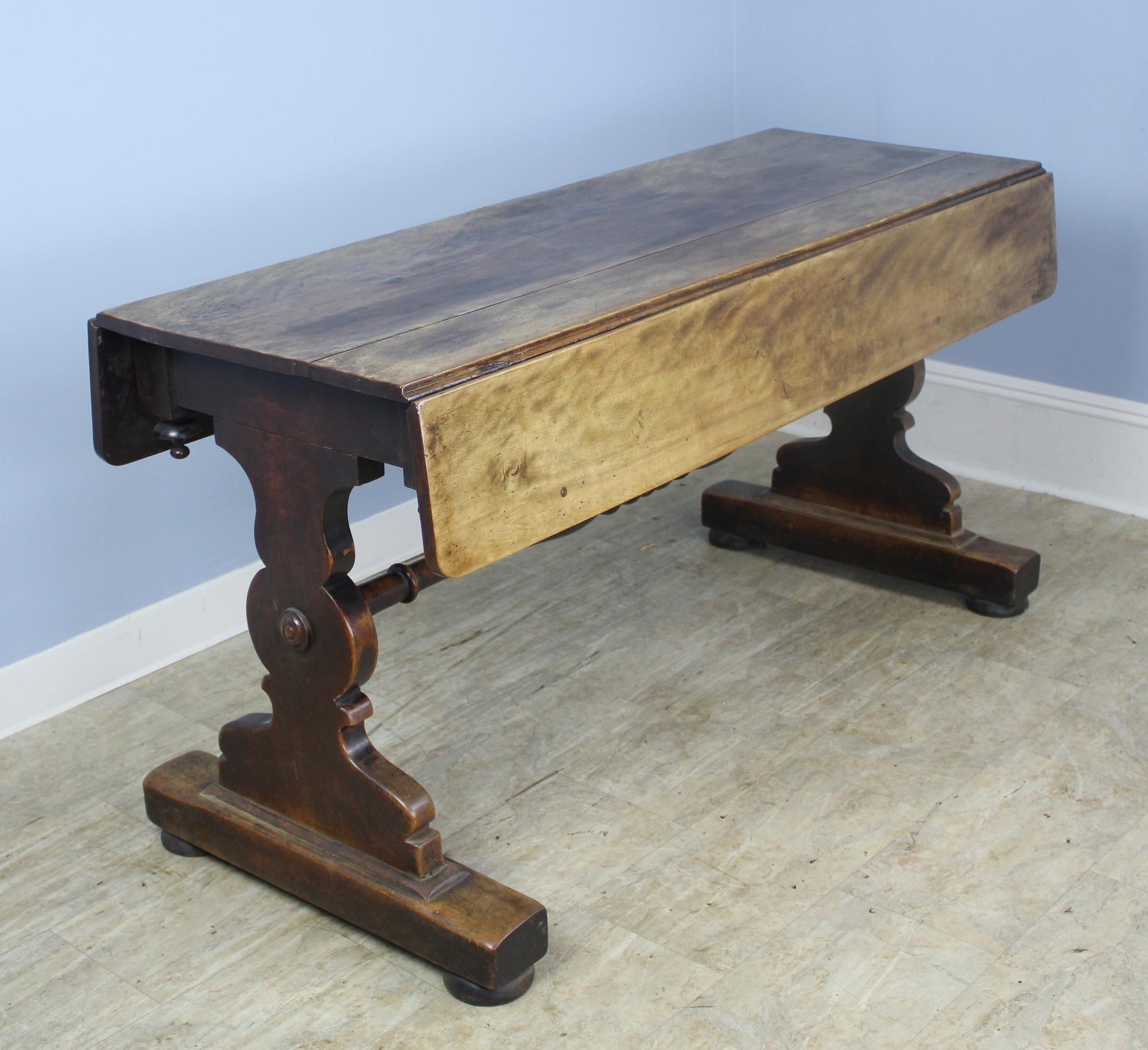 19th Century English Mahogany and Walnut Tavern Table In Good Condition For Sale In Port Chester, NY